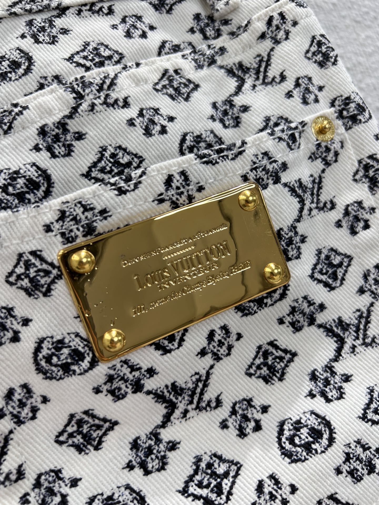 “Louis Vuitton Spring Summer 25S Collection: Stylish Customized Cowboy Cotton Clothing with Unique Details” - 图片 6