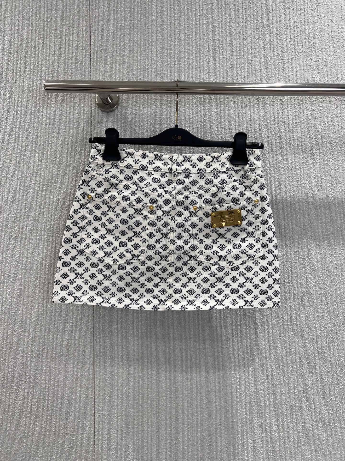 “Louis Vuitton Spring Summer 25S Collection: Stylish Customized Cowboy Cotton Clothing with Unique Details” - 图片 2