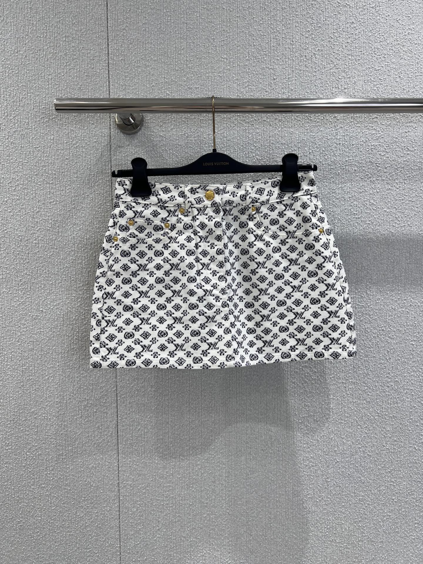 “Louis Vuitton Spring Summer 25S Collection: Stylish Customized Cowboy Cotton Clothing with Unique Details” - 图片 1