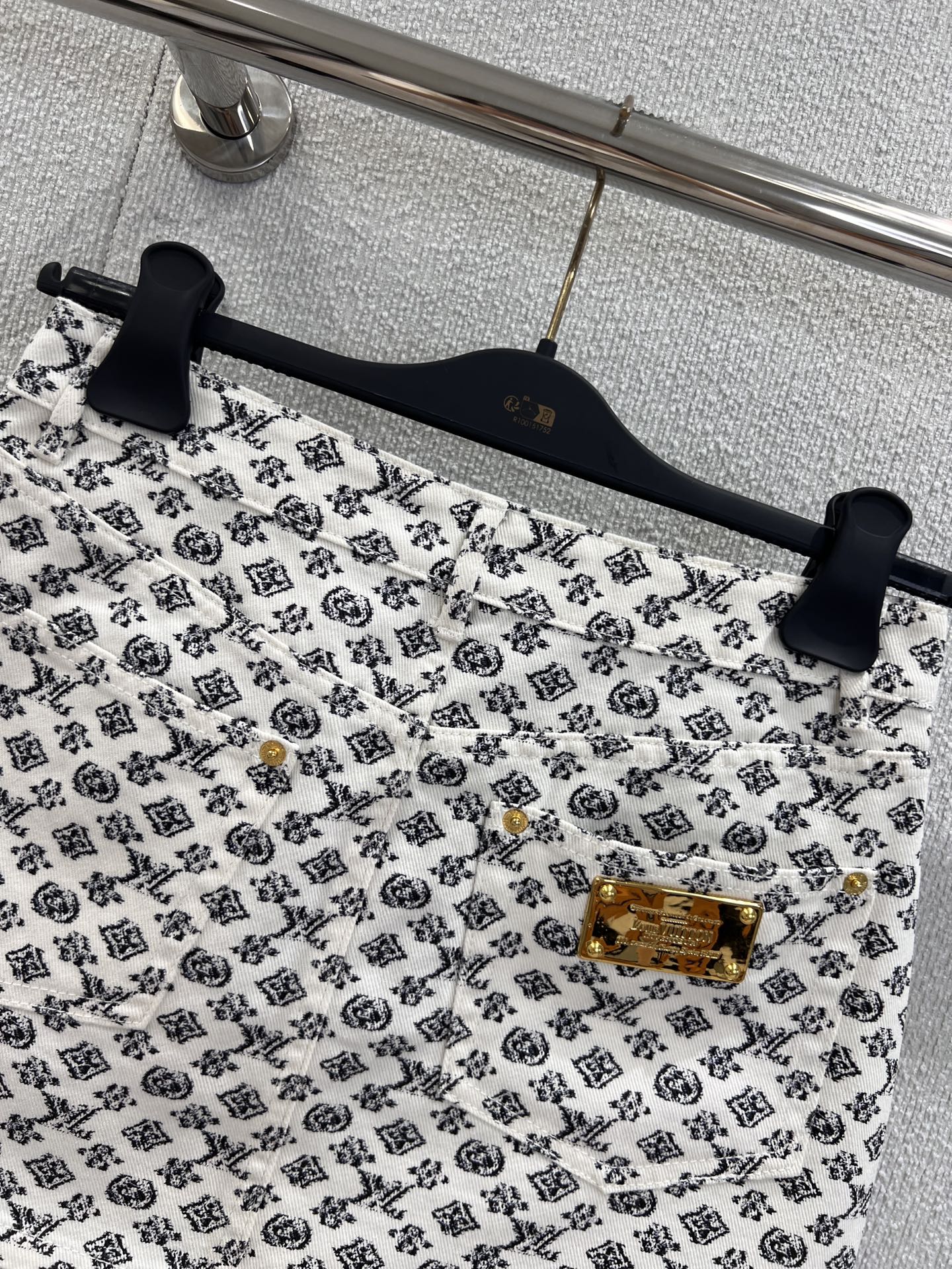 “Louis Vuitton Spring Summer 25S Collection: Stylish Customized Cowboy Cotton Clothing with Unique Details” - 图片 4