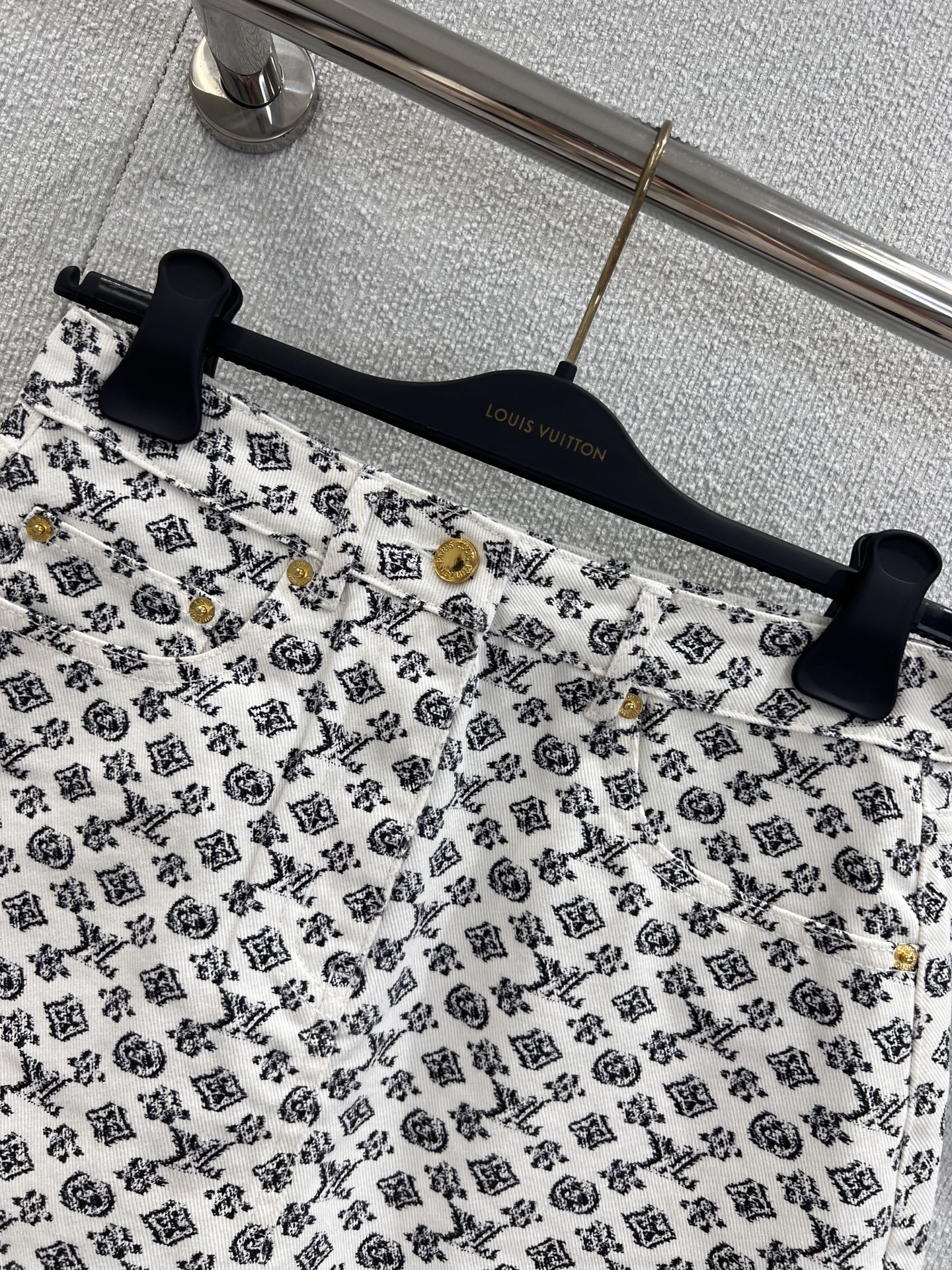 “Louis Vuitton Spring Summer 25S Collection: Stylish Customized Cowboy Cotton Clothing with Unique Details” - 图片 3