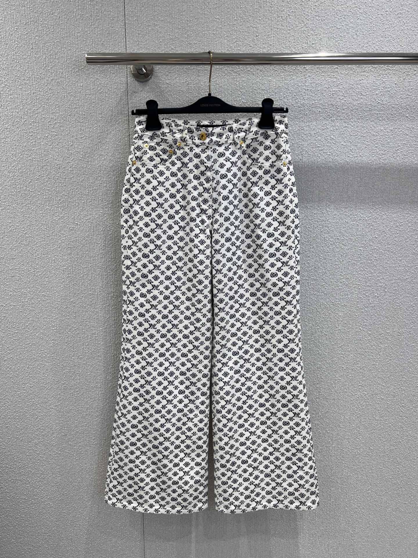 NO:457320,Support replacement Louis Vuitto* 25Fw early autumn new model MONOGRAM black and white jacquard logo jeans trousers | Exclusive yb development!  High-end production!  Classic, fashionable and high-end!  Original custom denim denim fabric, classic mid-to-high waist design, versatile and slim without picking on people’s upper body!  Highly recommended casual and elegant items. Customized hardware accessories leather brands. S/M/L real photos for sale in stock, louis vuitton, alexander wang19860909支持换款 Louis Vuitto* 25Fw早秋新款 MONOGRAM黑白提花logo牛仔长裤丨独家yb开发！高版出品！经典时髦又高级！原版定制丹宁牛仔面料,经典中高腰设计百搭不挑人上身巨显瘦！强烈推荐休闲气质单品.定制五金配件皮牌.现货发售S/M/L实拍细节图,,louis vuitton,alexander wang,Women's clothing