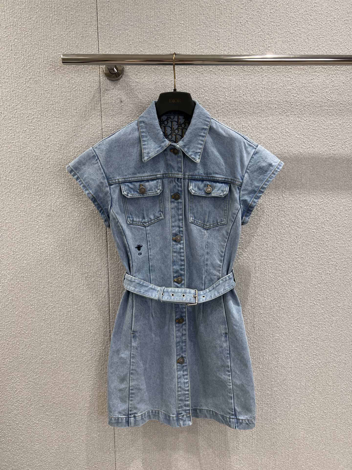 NO:457274,Support for replacement Dio* 25Fw early autumn new model Bee embroidered belt denim jean dress | Exclusive yb development!  High-end production!  A must-have for a wardrobe!  The classic version has a huge slim upper body, and is a casual and fashionable handsome item!  Imported denim fabric enzyme washing process, inner logo printing details, perfect workmanship quality depends on details. S/M/L real photos of details, dior, skirts, alexander wang19860909支持换款 Dio* 25Fw早秋新款 蜜蜂刺绣腰带丹宁牛仔连衣裙丨独家yb开发！高版出品！衣橱必备的万年搭！经典版形上身巨显瘦,休闲时髦的帅气单品！进口牛仔面料酵素洗水工艺,内里logo印花细节,完美做工品质看细节.现货发售S/M/L实拍细节图,,dior,skirts,alexander wang,Women's clothing