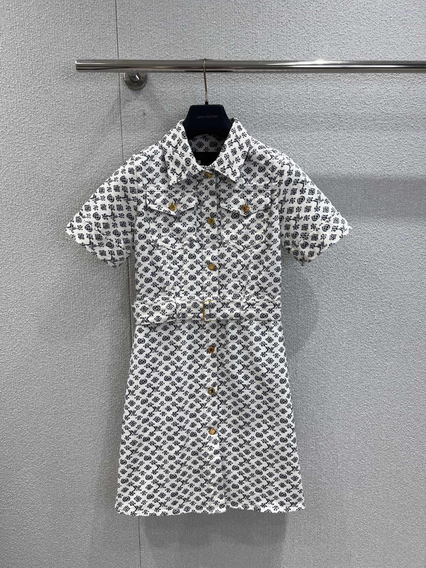 NO:457308,Support replacement Louis Vuitto* 25ss Spring and Summer New New Printed Belt Denim Dress丨Exclusive yb development!  High-end production!  Customized denim cotton material, breathable texture, crisp and stylish. Short-sleeved lapel belt dress, neatly cut and slim. Evergreen symmetric folding pockets, waist-standing cut to achieve waist-hugging effect. Micro A straight tube modifies waist-hist legs, matched with perforated fabric belt, highlights the proportional advantages of short and long upper body. Fully printed four-leaf clover elements and letter patterns, fashionable and trendy upper body. Daily commuting and vacation, easy to wear to create a fashionable look. S/M/L real-life details pictures are available for sale, louis vuitton, skirts, T-shirt, alexander wang19860909支持换款 Louis Vuitto* 25ss春夏新款 新款印花腰带牛仔连衣裙丨独家yb开发！高版出品！定制牛仔棉材质,质感透气,挺括有型 短袖翻领腰带连衣裙,裁剪利落修身 常青对称翻折口袋,腰身立裁起到收腰效果 微A直筒修饰腰胯腿,搭配穿孔本布腰带勾勒 更凸显上短下长的比例优势 通体满印四叶草元素和字母图案,上身时髦潮流 日常通勤度假,轻松穿搭出洋气感 现货发售S/M/L实拍细节图,,louis vuitton,skirts,T-shirt,alexander wang,Women's clothing