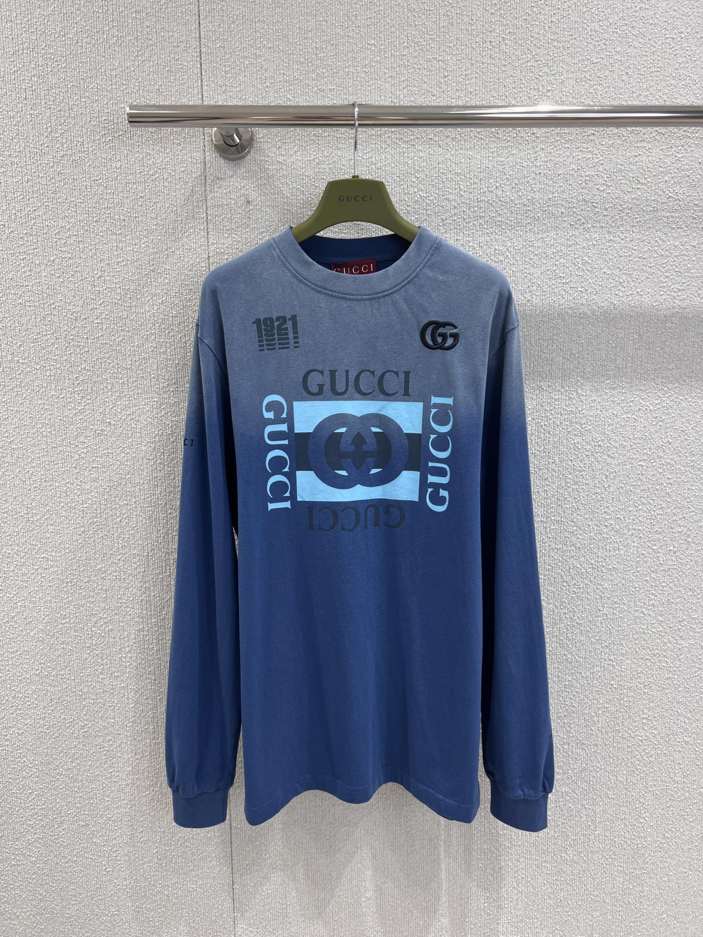 NO:457281,Support replacement Gucc* 25Fw early autumn new model Heavy industry fried color printed round neck long-sleeved sweatshirt丨Exclusive yb development!  High-end production!  Customized native cotton material, breathable and comfortable, full texture, loose long-sleeved sweatshirt cutting, highlighting the brand style, the whole garment restores a refreshing multi-layer blue color scheme. The chest uses printing technology and contrasting colors to outline the three-dimensional brand letter logo pattern. The shoulder side embroidery logo enriches details. The all-round variant fonts enhance the brand identity. The fashionable and high-end feeling is immediately revealed, creating a personal style, fashionable and relaxed. The inner wear is brilliant and fashionable. The perfect workmanship quality depends on the details. S/M/L real-life details pictures are available in stock, gucci, hoodie, sweatshirts, alexander wang19860909支持换款 Gucc* 25Fw早秋新款 重工炒色印花圆领长袖卫衣丨独家yb开发！高版出品！定制原生全棉材质,透气舒适,质感十足,宽松长袖卫衣裁剪,凸显品牌格调,整件成衣还原出清爽多层次蓝色配色 胸前利用印花工艺和撞色 勾勒出立体风格的品牌字母徽标图案 肩侧刺绣logo丰富细节 全方位围绕的变体字型加强品牌标识度 时尚高级感立现,打造个性风格,时髦松弛 单穿内搭都出彩时髦 完美做工品质看细节.现货发售S/M/L实拍细节图,,gucci,hoodie,sweatshirts,alexander wang,Women's clothing