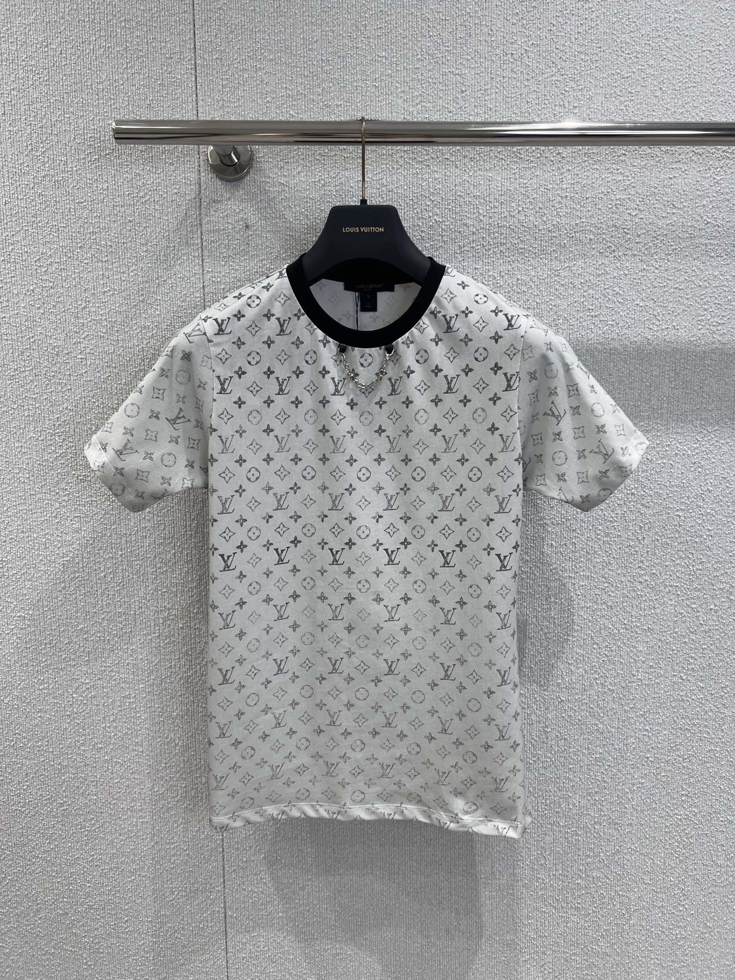 NO:457291,Support replacement Louis Vuitto* 25ss Spring and Summer New Style Round Neck Printed Chain Short Sleeve T-shirt | Exclusive yb development!  High-end production!  The regular short-sleeved T-shirt cut highlights the brand style. Made of gram-weight pure cotton, slightly elastic, and gives a slim visual effect. The neckline is marked with metal letters and black threaded edges. The large body is full of four-leaf clover letters. The old-fashioned flower-grinding effect. The youthful atmosphere is suddenly increased. The inner wear is brilliant and fashionable. S/M/L is available in stock. Details of S/M/L shots, louis vuitton, T-shirt,tees, t-shirt,alexander wang19860909支持换款 Louis Vuitto* 25ss春夏新款 圆领印花链条短袖T恤丨独家yb开发！高版出品！常规短袖T恤裁剪 凸显品牌格调 采用克重纯棉制成 略带有弹力 呈现显瘦视觉效果 领口以金属字母标链条黑色螺纹包边作设计亮点 大身满印四叶草字母图案 做旧磨花效果 青春气氛骤增 单穿内搭都出彩时髦 现货发售S/M/L实拍细节图,,louis vuitton,T-shirt,tees，t-shirt,alexander wang,Women's clothing