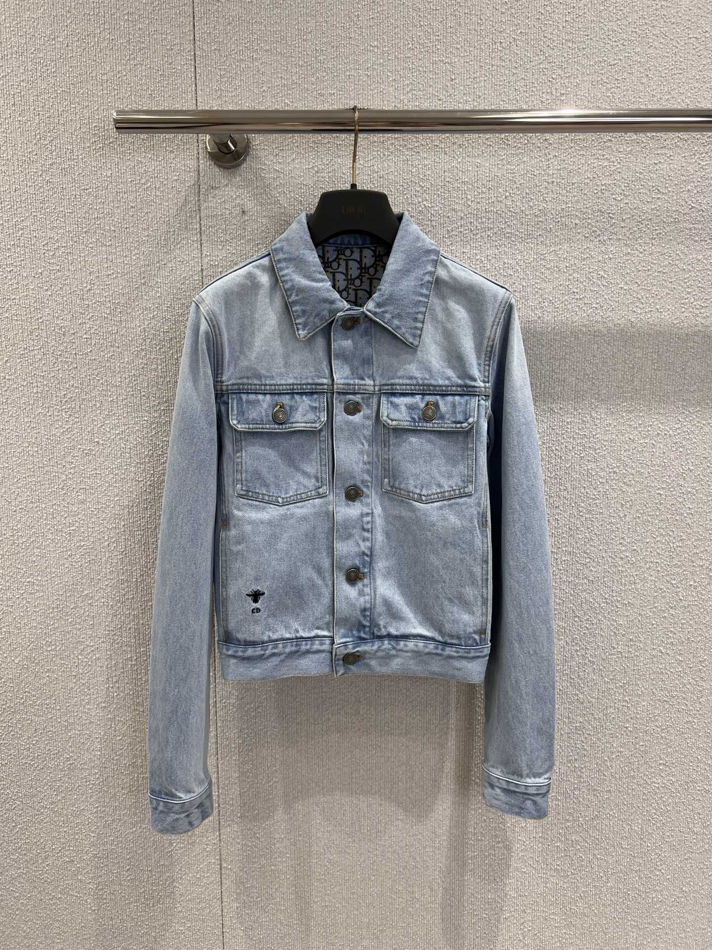 NO:457306,Support replacement Dio* 25Fw early autumn new style, old-fashioned washing denim jacket | Exclusive yb development!  High-end production!  Retro nostalgic washing craftsmanship is high-end and fashionable!  A must-have for a wardrobe!  The classic version has a huge slim upper body, and is a casual and fashionable handsome item!  Imported denim fabric enzyme washing process, inner logo printing details, perfect workmanship quality depends on details. S/M/L real photos of real photos, dior, jackets & coats, jackets & coats, alexander wang19860909支持换款 Dio* 25Fw早秋新款 老花洗水牛仔夹克外套丨独家yb开发！高版出品！复古怀旧洗水工艺高级又时髦！衣橱必备的万年搭！经典版形上身巨显瘦,休闲时髦的帅气单品！进口牛仔面料酵素洗水工艺,内里logo印花细节,完美做工品质看细节.现货发售S/M/L实拍细节图,,dior,jackets & coats,jackets & coats,alexander wang,Women's clothing