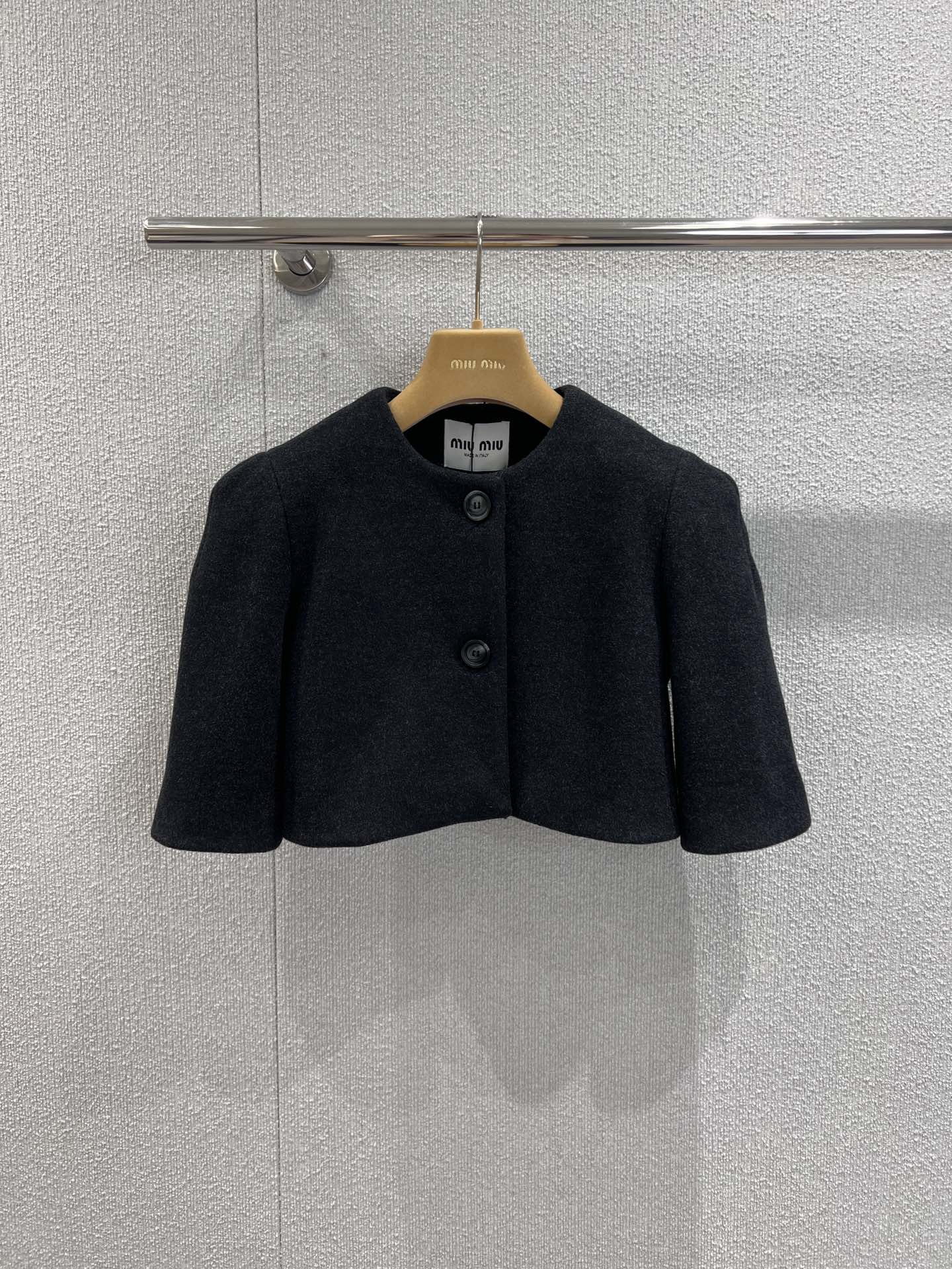 NO:457327,Support replacement Miumi* 25Fw autumn and winter new style, two-pin short wool short-sleeved jacket + skirt suit | Exclusive yb development!  High-end production!  It is a type that you can see at a glance. The right length and high-waisted skirt are simply too good to show off your figure. It is a timeless item in the autumn and winter wardrobe!  The exquisite details make people love fashionistas all need a set of customized fabrics that bear the texture!  S/M/L real photos of S/M/L on spot sale, miumiu, skirts, jackets & coats, T-shirt, alexander wang19860909支持换款 Miumi* 25Fw秋冬新款 两粒扣短款羊毛短袖外套+半身裙套装丨独家yb开发！高版出品！是一眼就觉得很高级的类型 恰到好处的衣长和高腰半裙简直不要太显身材 是秋冬衣橱里永不过时的单品！满满精致的细节让人爱不释手时髦精们都应有一套定制面料 质感扛扛的！现货发售S/M/L实拍细节图,,miumiu,skirts,jackets & coats,T-shirt,alexander wang,Women's clothing