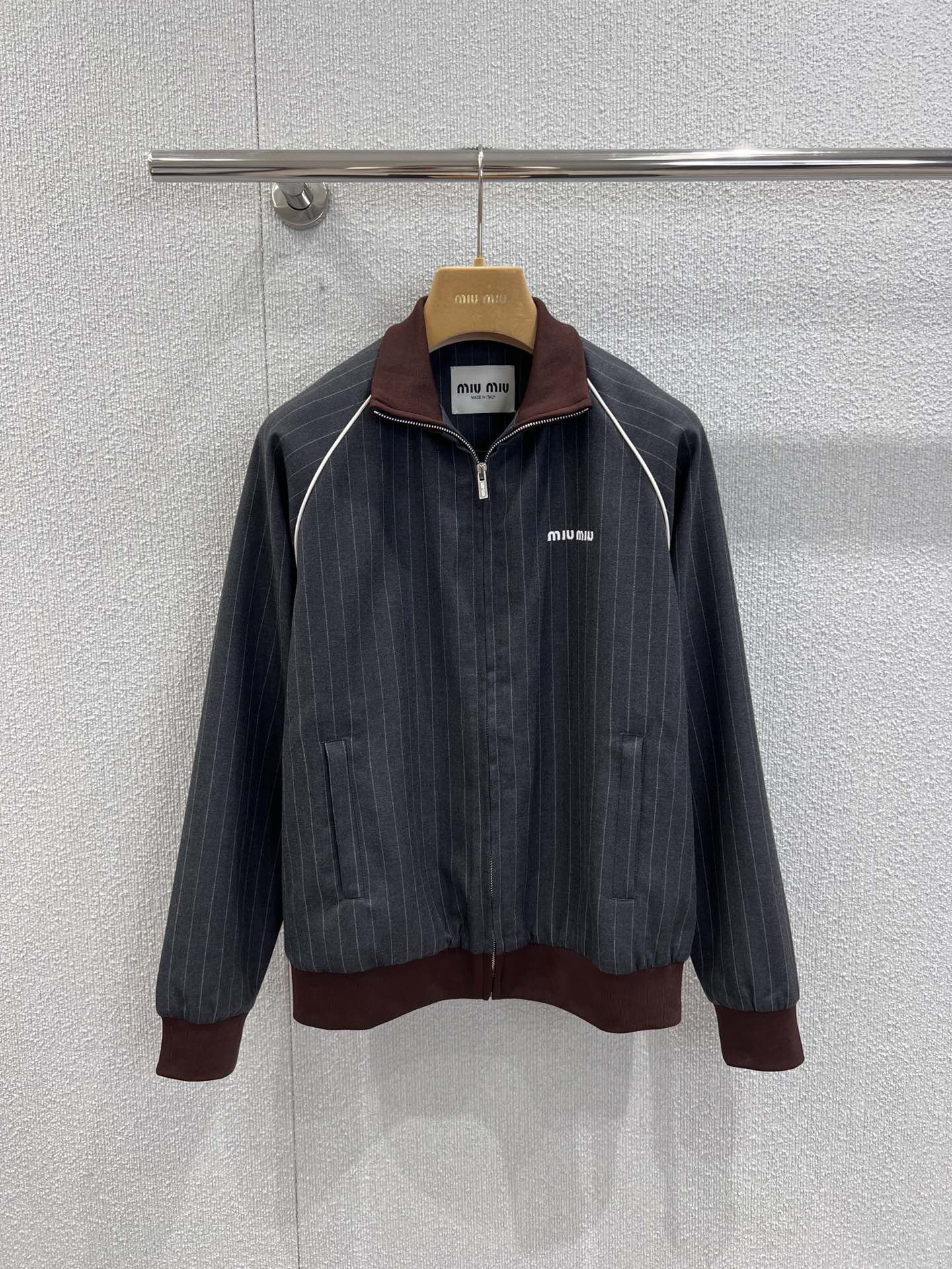 NO:457353,Support replacement Miumi* 25Fw early autumn new style Intellectual Molecular College Style Shoulder Jacket | Exclusive yb development!  High-end production!  The contrasting rib collar splicing design is sweet and cool, and it has a age-reducing outfit. The high-end gray stripes are handsome and fashionable and loose style is not picky about people, and the upper body looks huge and slim!  Customized wool woolen fabric with excellent texture!  The quality of workmanship depends on the details!  S/M/L real photos, miumiu, jackets & coats, jackets & coats, alexander wang19860909支持换款 Miumi* 25Fw早秋新款 知性分子学院风落肩夹克外套丨独家yb开发！高版出品！撞色罗纹领拼接设计甜酷兼备减龄穿搭.高级灰条纹帅气又时髦宽松版型不挑人上身巨显瘦！定制色织精纺羊毛面料质感超赞！做工品质看细节！现货发售S/M/L实拍细节图,,miumiu,jackets & coats,jackets & coats,alexander wang,Women's clothing