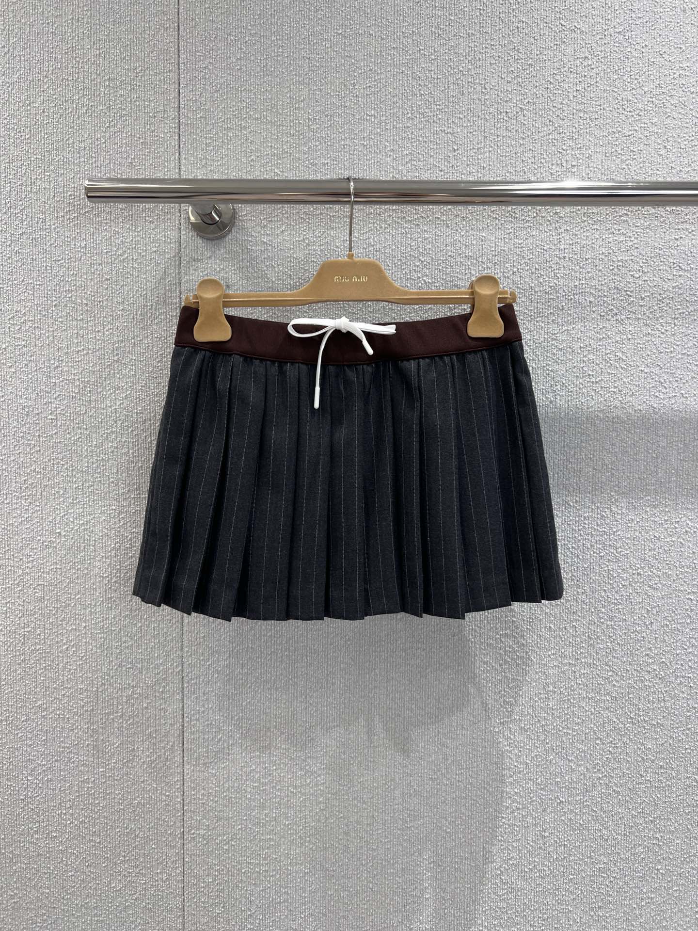 NO:457338,Support replacement Miumi* 25Fw early autumn new style Intellectual Molecular Academy style press-pleated short skirt丨Exclusive yb development!  High-end production!  Contrast color ribbed belt splicing design is sweet and cool, and it has a age-reducing outfit. The high-end gray stripes are handsome and fashionable and classic style is not picky about people, and the upper body looks huge and slim!  Customized wool woolen fabric with excellent texture!  The quality of workmanship depends on the details!  S/M/L real photos, miumiu, skirts, alexander wang19860909支持换款 Miumi* 25Fw早秋新款 知性分子学院风压褶短半裙丨独家yb开发！高版出品！撞色罗纹腰带拼接设计甜酷兼备减龄穿搭.高级灰条纹帅气又时髦经典版型不挑人上身巨显瘦！定制色织精纺羊毛面料质感超赞！做工品质看细节！现货发售S/M/L实拍细节图,,miumiu,skirts,alexander wang,Women's clothing