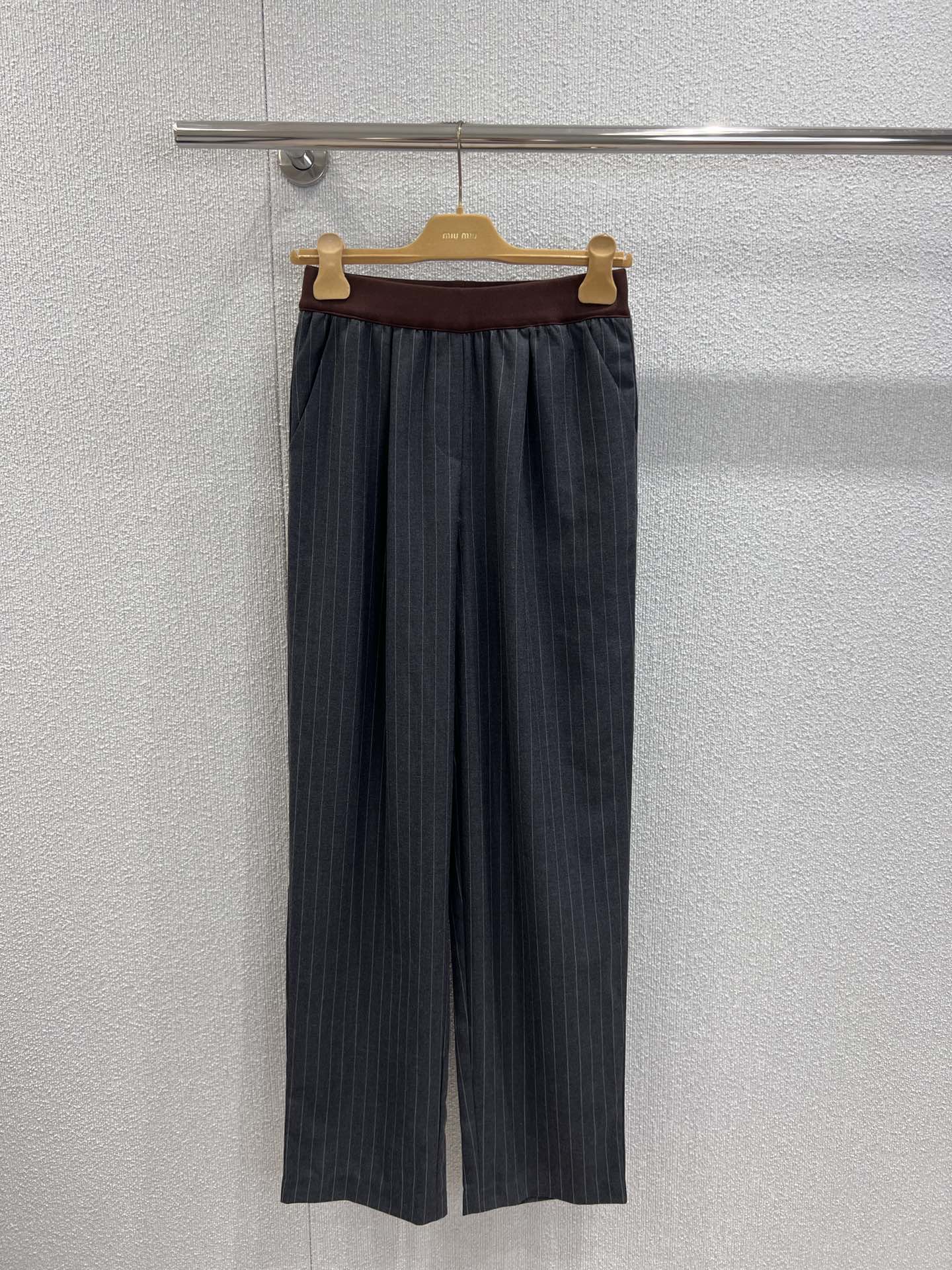 NO:457348,Support replacement Miumi* 25Fw early autumn new style Intellectual Molecular College style straight trousers | Exclusive yb development!  High-end production!  Contrast color ribbed belt splicing design is sweet and cool, and it has a age-reducing outfit. The high-end gray stripes are handsome and fashionable and classic style is not picky about people, and the upper body looks huge and slim!  Customized wool woolen fabric with excellent texture!  The workmanship quality of drawstring is determined by the details!  S/M/L real photos, miumiu, alexander wang19860909支持换款 Miumi* 25Fw早秋新款 知性分子学院风直筒长裤丨独家yb开发！高版出品！撞色罗纹腰带拼接设计甜酷兼备减龄穿搭.高级灰条纹帅气又时髦经典版型不挑人上身巨显瘦！定制色织精纺羊毛面料质感超赞！抽绳松紧腰做工品质看细节！现货发售S/M/L实拍细节图,,miumiu,alexander wang,Women's clothing