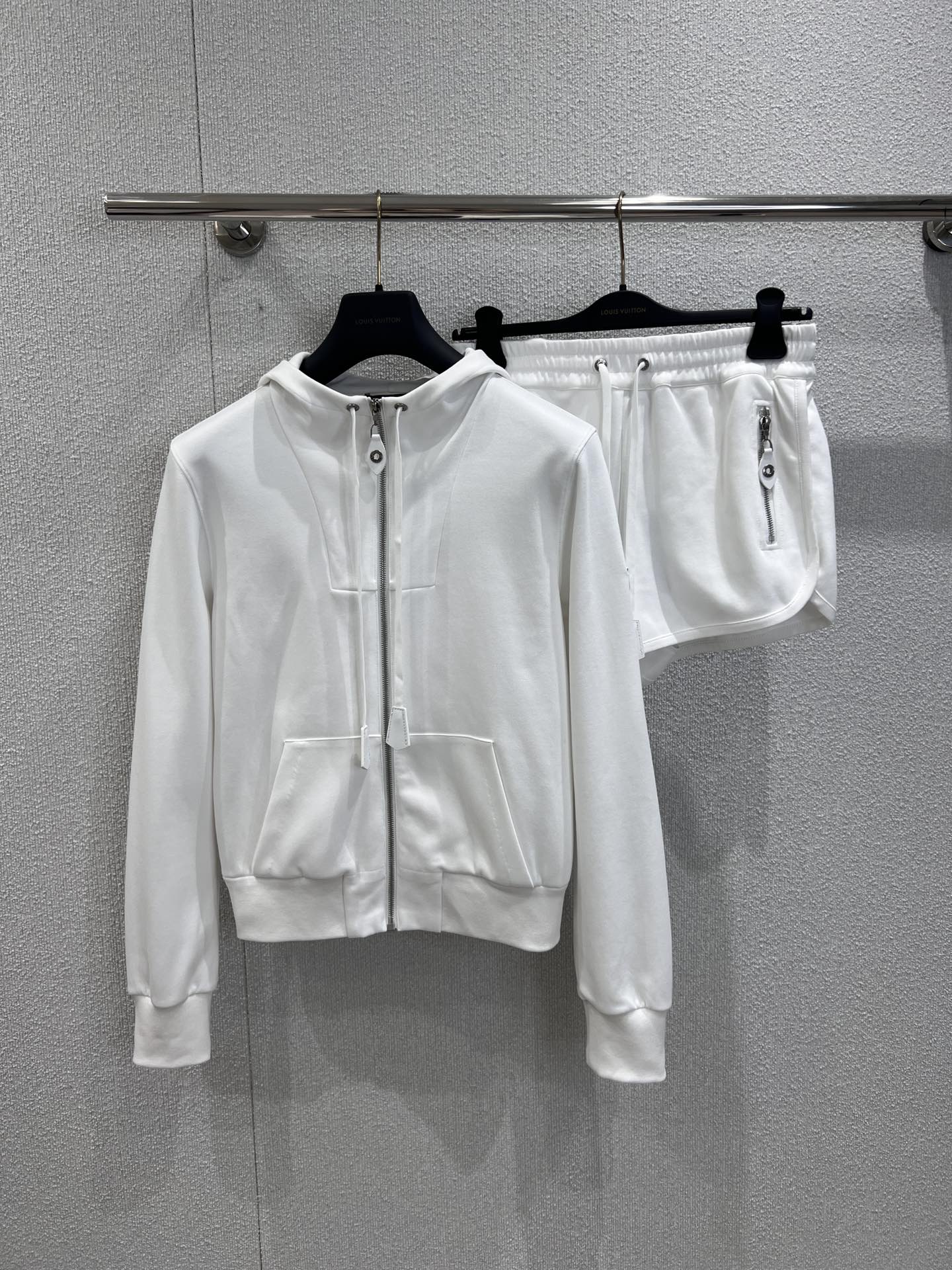 NO:457322,Jacket Shorts support replacement Louis Vuitto* 25Fw early autumn new model MONOGRAM metal accessories hooded sweatshirt jacket + shorts set | Exclusive yb development!  High-end production!  Custom imported heavy high gram heavy cotton fabric with excellent texture!  Sports girl-style hooded classic fashionable and high-end!  It is versatile and not picky about people, and it looks huge and slim!  Highly recommended casual and elegant items. Customized hardware accessories. S/M/L real-life details pictures for sale in stock, louis vuitton, hoodie, sweatshirts, shorts, jackets & coats, hats, alexander wang19860909外套 短裤支持换款 Louis Vuitto* 25Fw早秋新款 MONOGRAM金属配件连帽卫衣外套+短裤套装丨独家yb开发！高版出品！定制进口重磅高克重纯棉面料质感超赞！运动少女风连帽经典时髦又高级！百搭不挑人上身巨显瘦！强烈推荐休闲气质单品.定制五金配件 现货发售S/M/L实拍细节图,,louis vuitton,hoodie,sweatshirts,shorts,jackets & coats,hats,alexander wang,Women's clothing