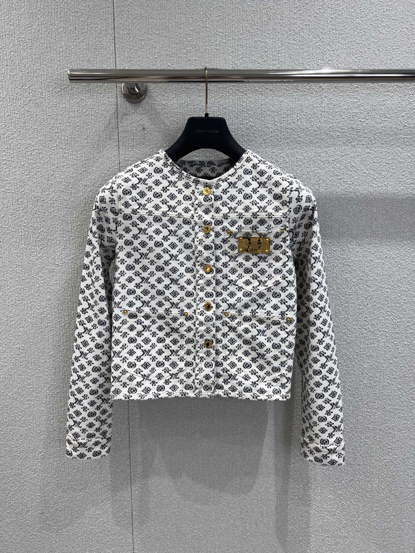 NO:457332,Support replacement Louis Vuitto* 25Fw early autumn new model MONOGRAM black and white printed logo denim jacket | Exclusive yb development!  High-end production!  Customized denim cotton material, enzyme washing process, ready-made clothes are not easy to fade, small standing collar long sleeve denim high waist, full of four-leaf clover elements and letter patterns, full of old money, highlighting the brand style, embellishment of heavy industrial metal letter logos on the chest, rich visual effects, create a fashionable style, present a casual and free dressing style, complete sets of fashionable and fashionable S/M/L real-life details pictures, louis vuitton, jackets & coats, alexander wang19860909支持换款 Louis Vuitto* 25Fw早秋新款 MONOGRAM黑白印花logo牛仔外套丨独家yb开发！高版出品！定制牛仔棉材质,酵素水洗工艺 成衣不易掉色串色 小立领长袖牛仔高腰 通体满铺四叶草元素和字母图案 老钱感十足,凸显品牌格调 胸前重工金属字母徽标点缀 丰富视觉效果 打造时髦风格 呈现随性自由的穿搭风格 成套穿搭时髦洋气 现货发售S/M/L实拍细节图,,louis vuitton,jackets & coats,alexander wang,Women's clothing