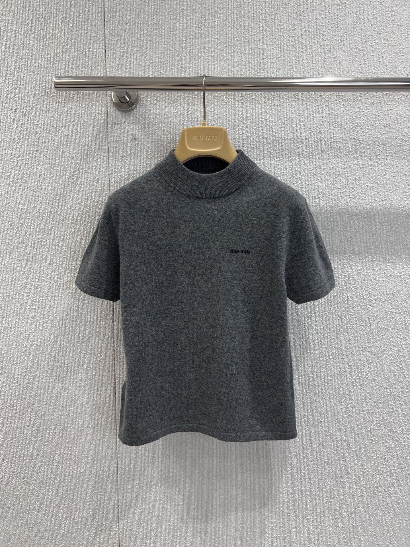 NO:457749,Support replacement Miumi* 25Fw early autumn new model Miu style retro cashmere knitted short-sleeved top | Exclusive yb development!  High-end production!  The best practical wearer in the autumn. The layerable series. All the quality of the edition!  Fine colored cashmere yarn, all the colors are very positive, small style, single wear or inner wear are very good, texture is visible to the naked eye, details are available online on-site S/M/L real photos, miumiu, T-shirt, alexander wang19860909支持换款 Miumi* 25Fw早秋新款 miu式复古羊绒针织短袖上衣丨独家yb开发！高版出品！入秋的最佳实穿选手 可叠穿的系列 全部对版品质！定染细腻的羊绒纱线 颜色都很正 小版型 单穿或者内搭都很可 质感肉眼可见 细节在线现货发售S/M/L实拍细节图,,miumiu,T-shirt,alexander wang,Women's clothing