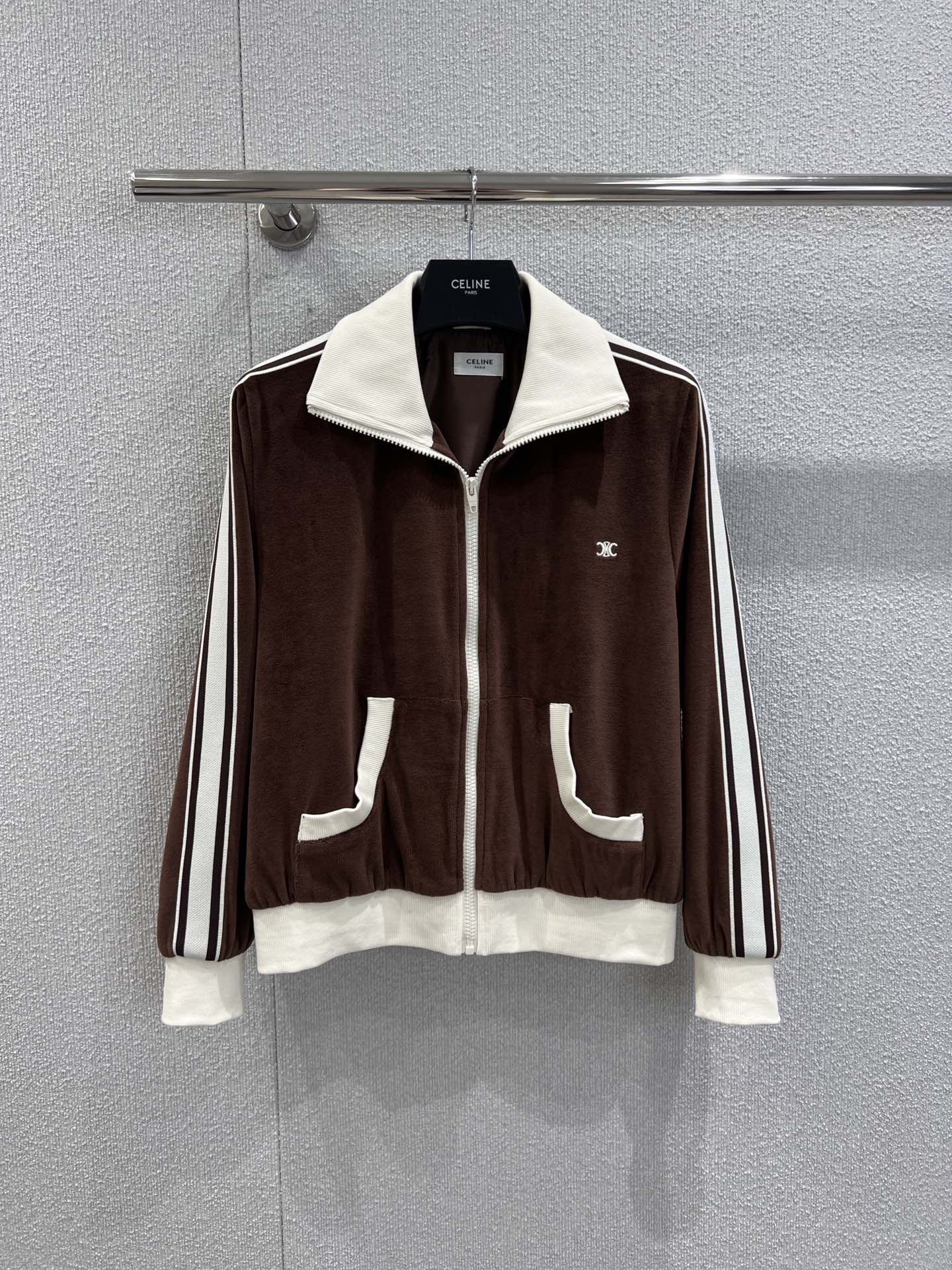 NO:457773,Trousers Jacket Support for replacement Celin* 25Fw early autumn new style Arc de Triomphe zipper stand collar casual jacket + trouser suit | Exclusive yb development!  High-end production!  Velvet material, high-quality texture, stand-up collar zipper jacket, contrasting color design, low-key and fashionable, brand tone, echoing Arc de Triomphe logo, adding layered design, showing fashionable style, complete sets of simple and high-end outfits, effortless matching, separation is a very versatile item, meets multiple needs, real-life details of S/M/L on sale, celine, jackets & coats, alexander wang19860909长裤 外套 支持换款Celin* 25Fw早秋新款 凯旋门拉链立领休闲外套+长裤套装丨独家yb开发！高版出品！丝绒材质 质感高级品相十足 立领拉链外套 撞色设计 低调时髦 品牌调性十足 凯旋门标呼应 增加设计层次感 尽显时尚格调 成套穿搭简约高级 不费力搭配 分开都会是很百搭的单品 满足多种需求搭配 现货发售S/M/L实拍细节图,,celine,jackets & coats,alexander wang,Women's clothing