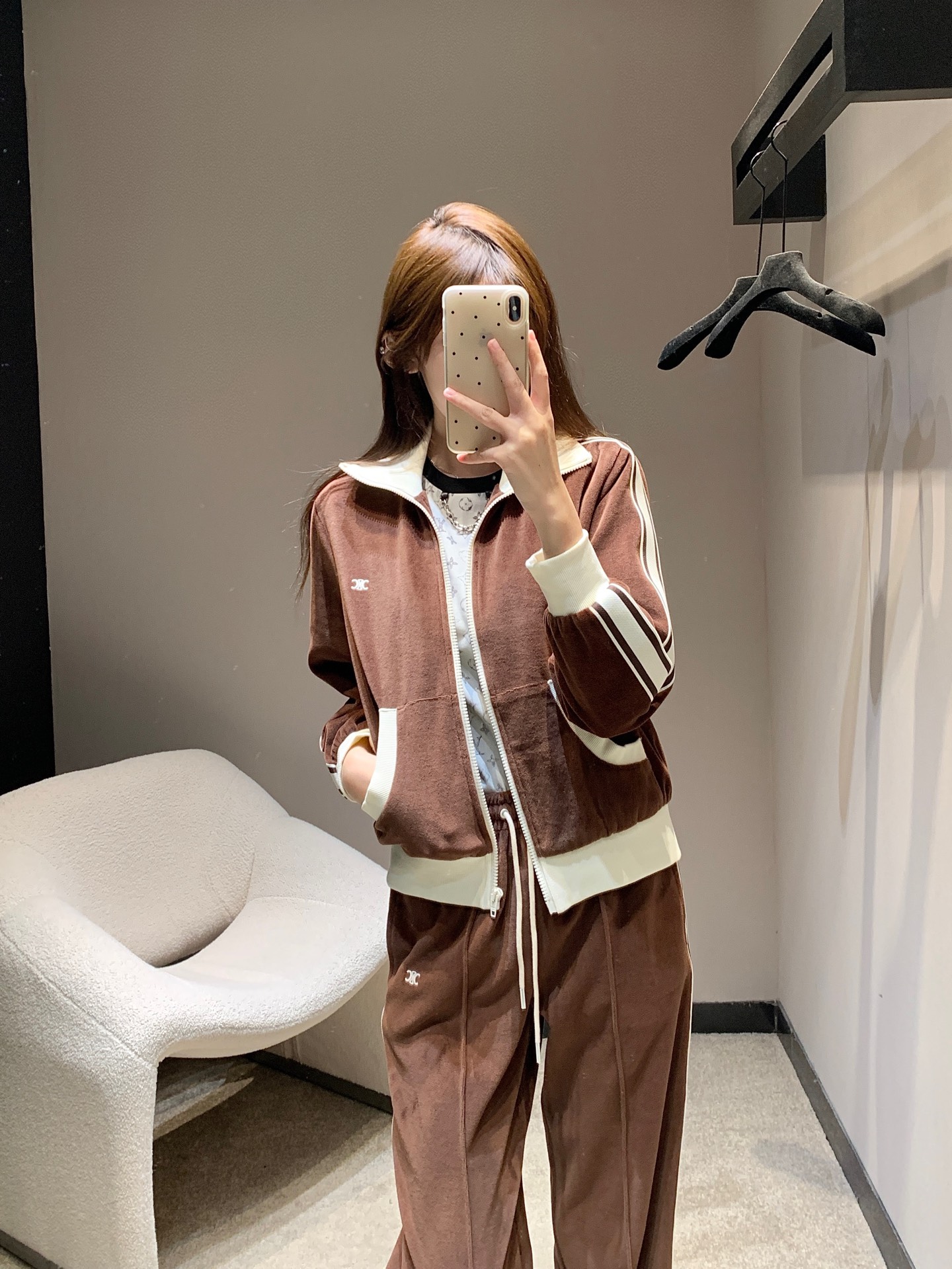 NO:457778,Trousers Jacket Celin* 25Fw Early Autumn New Arc de Triomphe zipper stand collar casual jacket + trouser suit | Exclusive yb development!  High-end production!  Velvet material, high-quality texture, stand-alone zipper jacket, contrasting color design, low-key and fashionable, brand tone, echoing Arc de Triomphe, increasing the design layer, showing the fashionable style, complete sets of simple and high-end, effortless matching, separate is a very versatile item, meets multiple needs and matches, S/M/L,,celine, jackets & coats,alexander wang19860909长裤 外套 Celin* 25Fw早秋新款 凯旋门拉链立领休闲外套+长裤套装丨独家yb开发！高版出品！丝绒材质 质感高级品相十足 立领拉链外套 撞色设计 低调时髦 品牌调性十足 凯旋门标呼应 增加设计层次感 尽显时尚格调 成套穿搭简约高级 不费力搭配 分开都会是很百搭的单品 满足多种需求搭配 现货发售S/M/L,,celine,jackets & coats,alexander wang,Women's clothing