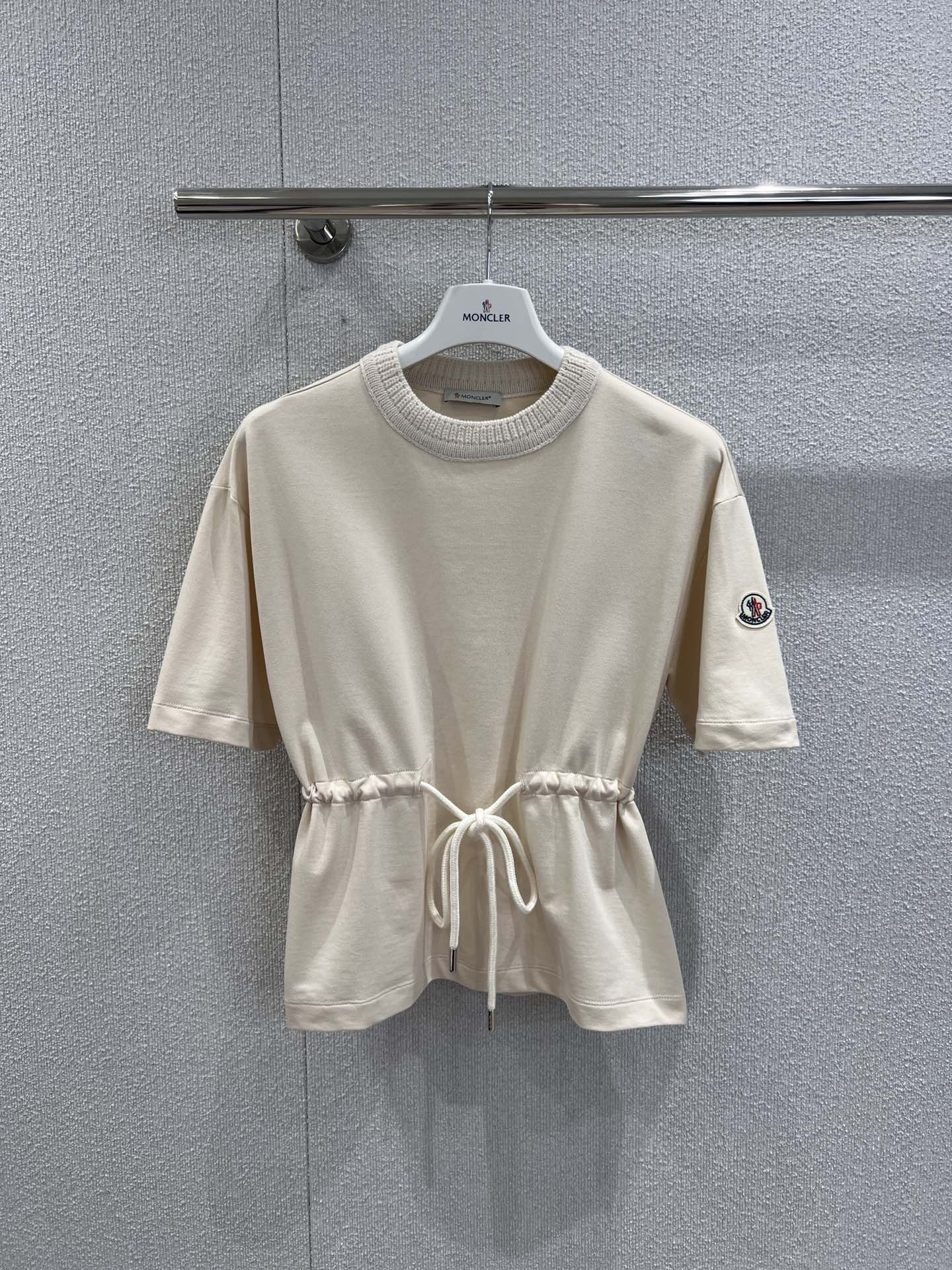 NO:457795,Support replacement Monc* 25Fw early autumn new model Heavy industry spliced ​​round neck drawstring waist short-sleeved T-shirt | Exclusive yb development!  High-end production!  Exquisite neckline knitted splicing, waist drawstring, top body looks great, custom-made latest embroidery label 1:1 customization, low-key and luxurious!  A must-have item for fashionable things unlocks all outfits!  Determine the quality of my home!  Classic items are fashionable and high-end, and the classic style is versatile and not picky!  S/M/L real photos, T-shirt,tees, t-shirt,alexander wang19860909支持换款 Monc* 25Fw早秋新款 重工拼接圆领抽绳收腰短袖T恤丨独家yb开发！高版出品！精致领口针织拼接 腰部抽绳上身巨好看 定制最新刺绣贴标1:1定制 低调奢华！时髦精必备单品解锁所有穿搭！认准我家品质！经典单品时髦又高级,经典版型百搭不挑人！现货发售S/M/L实拍细节图,,T-shirt,tees，t-shirt,alexander wang,Women's clothing