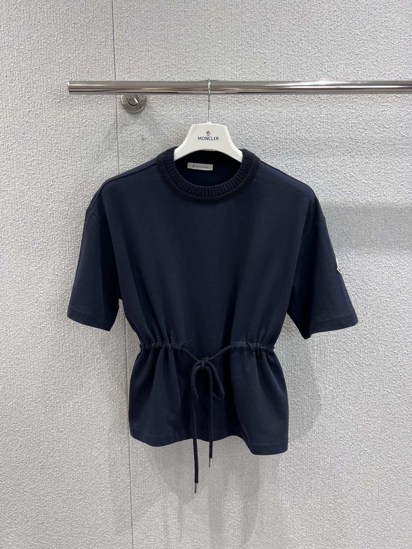 NO:457756,Support replacement Monc* 25Fw early autumn new model Heavy industry spliced ​​round neck drawstring waist short-sleeved T-shirt | Exclusive yb development!  High-end production!  Exquisite neckline knitted splicing, waist drawstring, top body looks great, custom-made latest embroidery label 1:1 customization, low-key and luxurious!  A must-have item for fashionable things unlocks all outfits!  Determine the quality of my home!  Classic items are fashionable and high-end, and the classic style is versatile and not picky!  S/M/L real photos, T-shirt,tees, t-shirt,alexander wang19860909支持换款 Monc* 25Fw早秋新款 重工拼接圆领抽绳收腰短袖T恤丨独家yb开发！高版出品！精致领口针织拼接 腰部抽绳上身巨好看 定制最新刺绣贴标1:1定制 低调奢华！时髦精必备单品解锁所有穿搭！认准我家品质！经典单品时髦又高级,经典版型百搭不挑人！现货发售S/M/L实拍细节图,,T-shirt,tees，t-shirt,alexander wang,Women's clothing