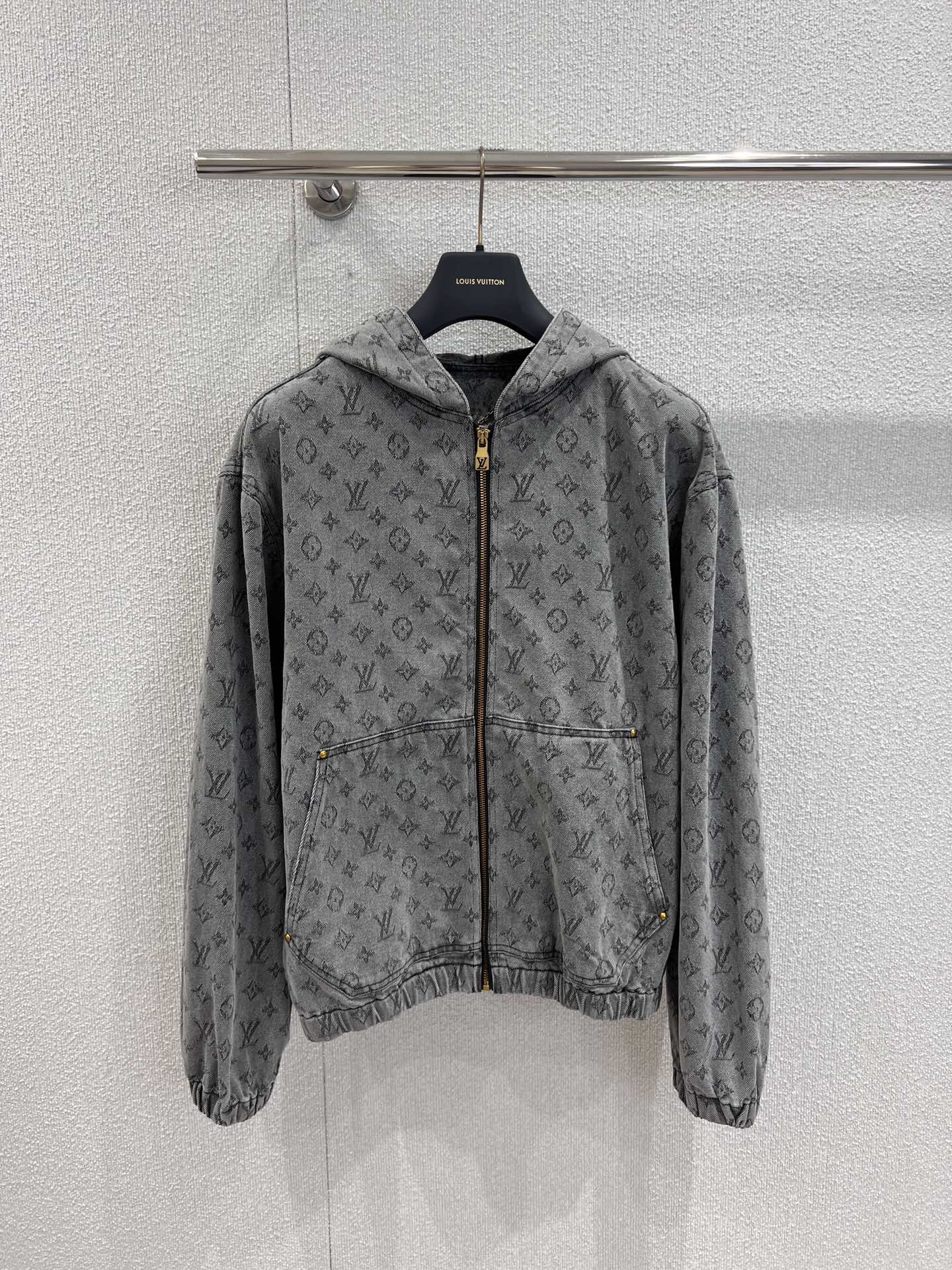 NO:458707,Support replacement Louis Vuitto* 25Fw early autumn new style, old-fashioned jacquard denim hooded jacket丨Exclusive high-end production!  Sewn with denim, full of Monogram jacquard patterns, creating a dazzling and outstanding shape. Men and women are the same style. Highly recommended items. The workmanship quality depends on the details. S/M/L real-life details pictures are available in stock, louis vuitton, jackets & coats, hats, alexander wang19860909支持换款 Louis Vuitto* 25Fw早秋新款 老花提花牛仔连帽外套丨独家高版出品！采用牛仔布缝制,满印Monogram提花图案,缔造夺目出众的造型. 男女同款 强烈推荐单品.做工品质看细节.现货发售S/M/L实拍细节图,,louis vuitton,jackets & coats,hats,alexander wang,Women's clothing