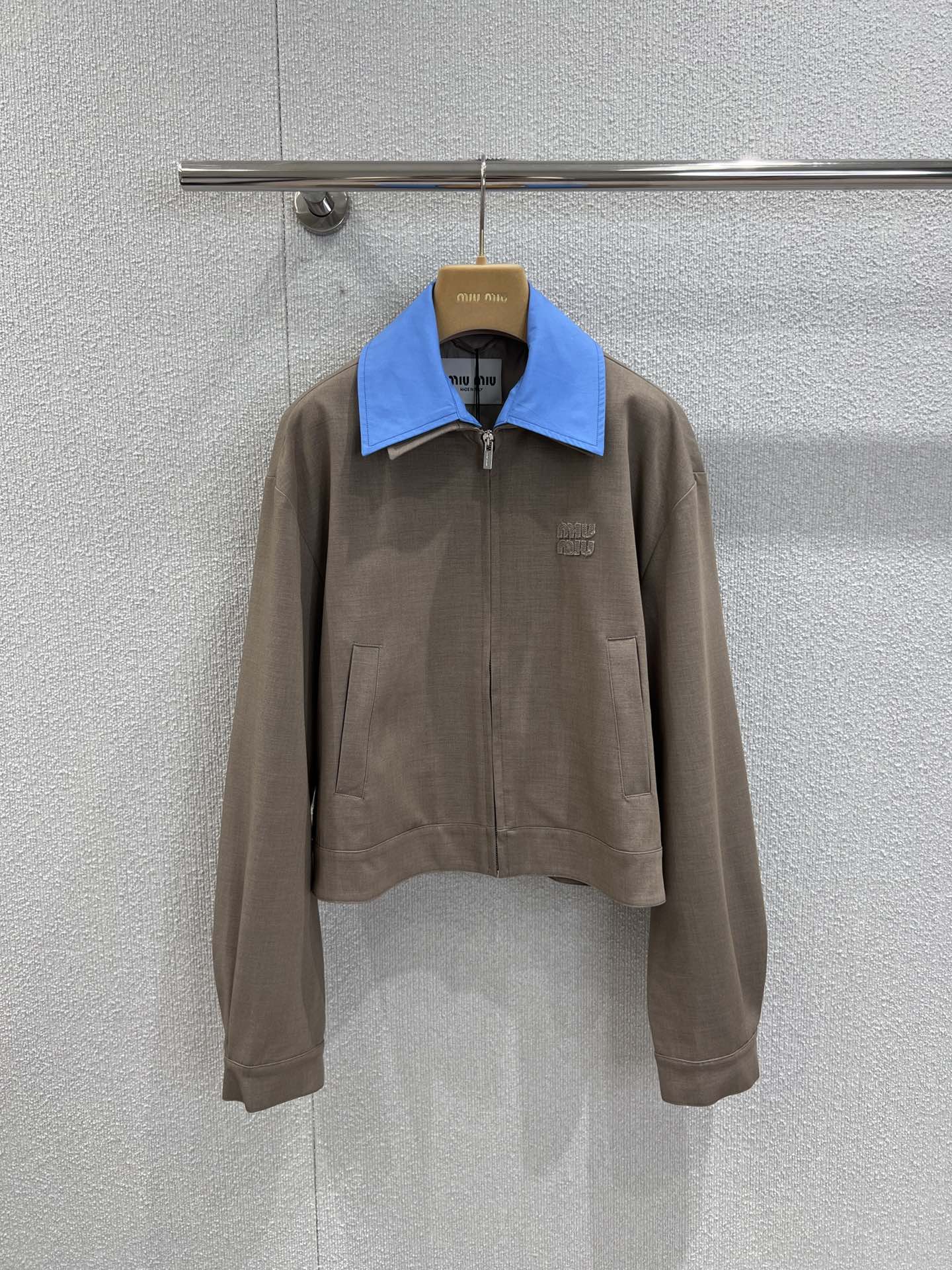 NO:457760,Support replacement Miumi* 25FW early autumn new model embroidered logo Gadani blue collar jacket | Exclusive yb development!  High-end production!  The unique design of this work jacket is reinterpreted with a Gadain fabric, with a slightly short cut and comes with a special removable light blue poplin collar. This is an experimental wardrobe element that combines female and male details. S/M/L live details on the spot, miumiu, jackets & coats, jackets & coats, alexander wang19860909支持换款 Miumi* 25FW早秋新款 刺绣徽标华达呢蓝领夹克外套丨独家yb开发！高版出品！这款工装夹克的独特设计以华达呢面料重新诠释,略微短款剪裁,配有特别的可拆卸淡蓝色府绸领口这是一个实验性衣橱的元素,融合了女性和男性的细节.现货发售S/M/L实拍细节图,,miumiu,jackets & coats,jackets & coats,alexander wang,Women's clothing