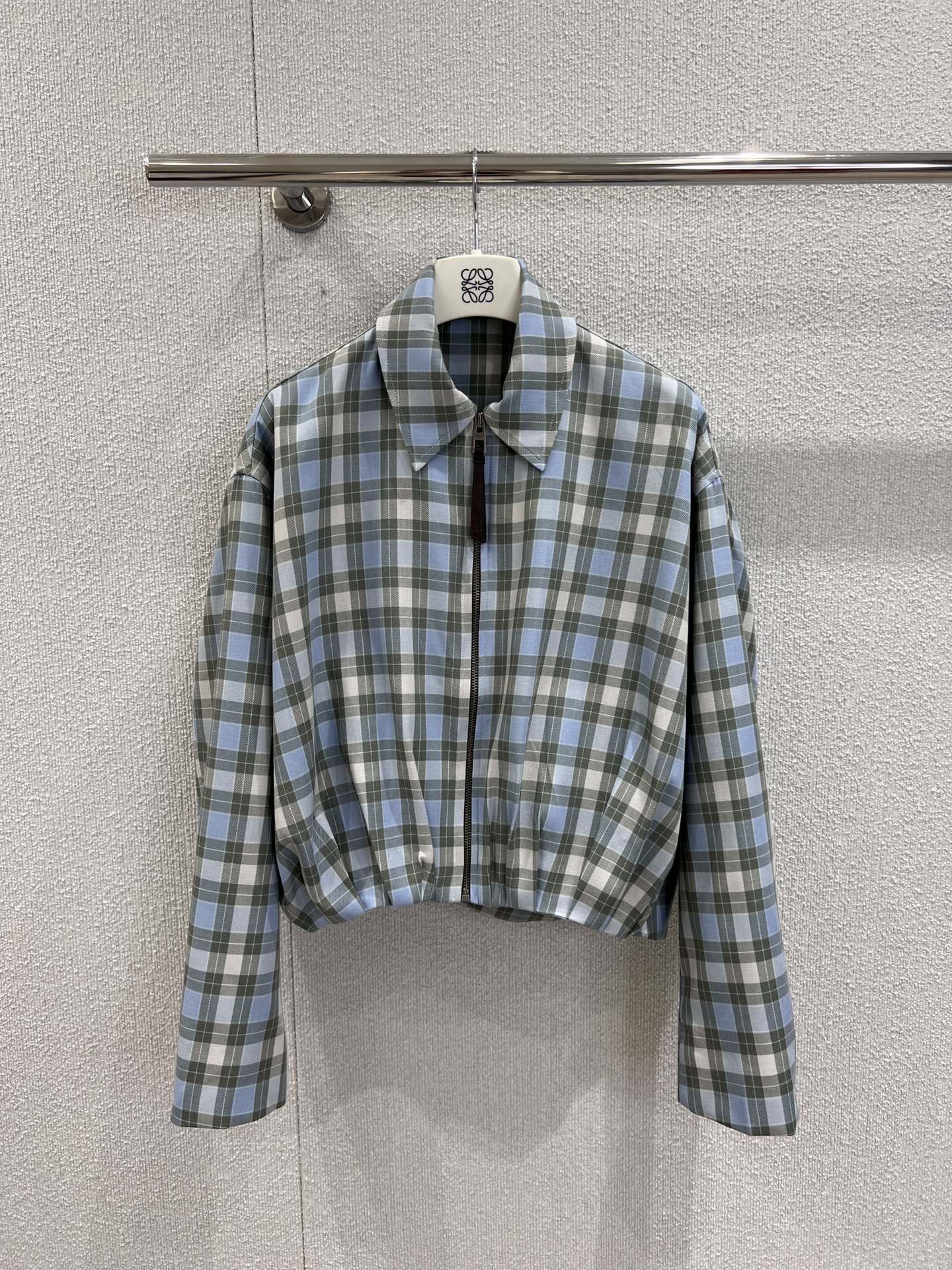 NO:457784,Support replacement Loew* 25Fw early autumn new style, gray and blue tones Scottish pattern vertical cut pleated jacket jacket | Exclusive yb development!  High-end production!  Full of knowledge ~ modern and fashionable pleated design!  Spliced ​​sheepskin edges, imported colored plaid fabric with excellent texture!  The classic short loose style is not picky and versatile and fashionable!  Super slim on the upper body!  Highly recommended private models, customized leather hardware accessories, S/M/L real photos, details of S/M/L, loewe, jackets & coats, jackets & coats, sheepskin, alexander wang19860909支持换款 Loew* 25Fw早秋新款 灰蓝色调的苏格兰纹立裁褶皱夹克外套丨独家yb开发！高版出品！学识感满满～摩登时髦褶皱设计！拼接羊皮包边,进口色织格纹面料质感超赞！经典短款宽松版型不挑人百搭又时髦！上身超显瘦！强烈推荐自留款,定制皮牌五金配件 现货发售S/M/L实拍细节图,,loewe,jackets & coats,jackets & coats,sheepskin,alexander wang,Women's clothing