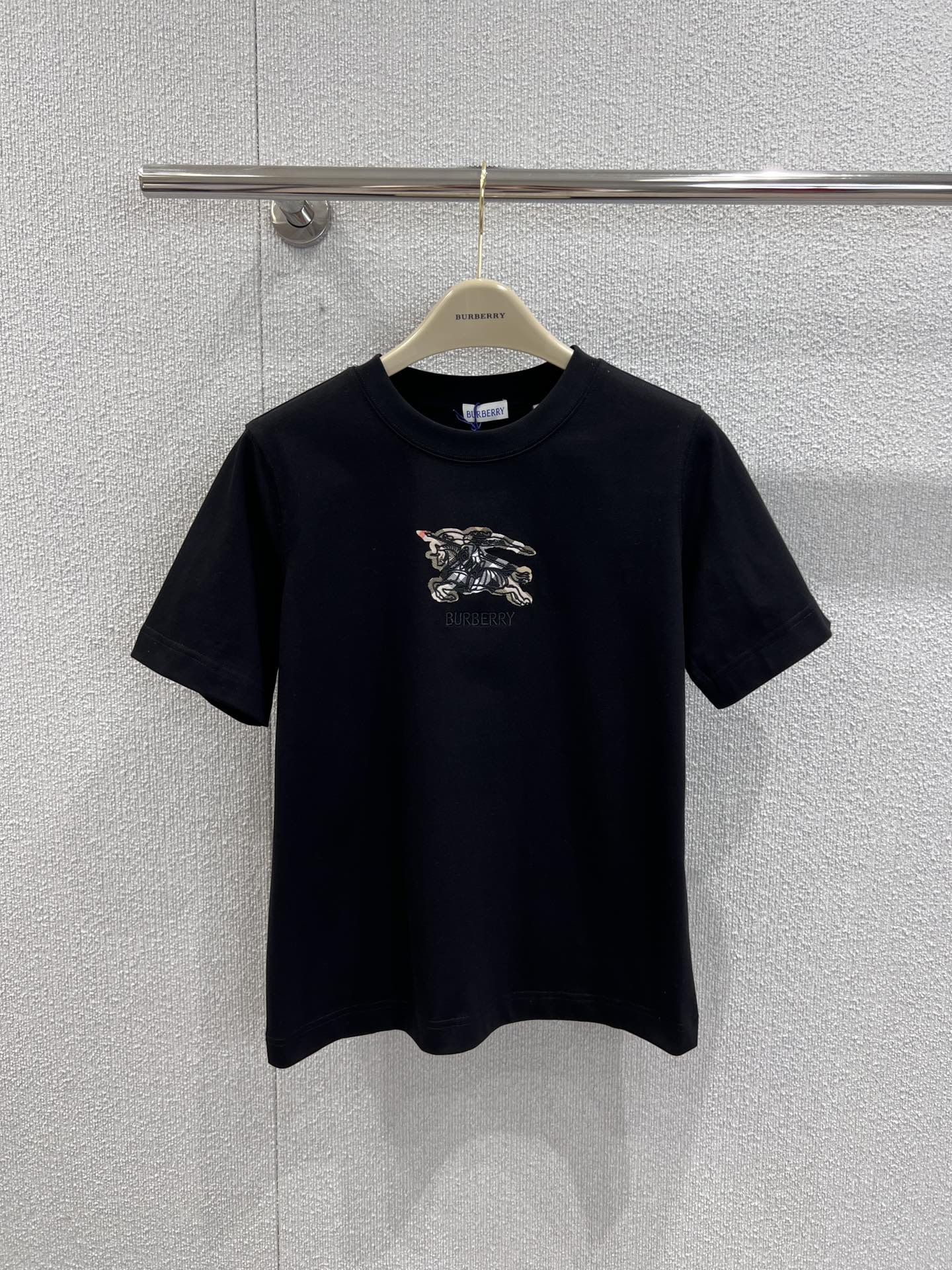 NO:457779,Support replacement Burber*y 25Ss spring and summer new style war horse embroidered round neck short-sleeved T-shirt | Exclusive yb development!  High-end production!  Regular short-sleeved T-shirt cut to highlight the brand style. Made of gram-weight pure cotton, slightly elastic, and slim visual effect. Colorful checked embroidered war horse logo pattern on the chest. The brand's own fashion sense is instantly created. Create a casual style at will. Single wear and stylish inner wear is very stylish. S/M/L is available in stock. Real-life details, burberry, T-shirt,tees, t-shirt,alexander wang19860909支持换款 Burber*y 25Ss春夏新款 战马刺绣圆领短袖T恤丨独家yb开发！高版出品！常规短袖T恤裁剪 凸显品牌格调 采用克重纯棉制成 略带有弹力 呈现显瘦视觉效果 胸前点缀彩色格纹刺绣战马徽标图案 品牌自带的时尚感立现 随心打造休闲风格 单穿内搭都出彩时髦 现货发售S/M/L 实拍细节图,,burberry,T-shirt,tees，t-shirt,alexander wang,Women's clothing