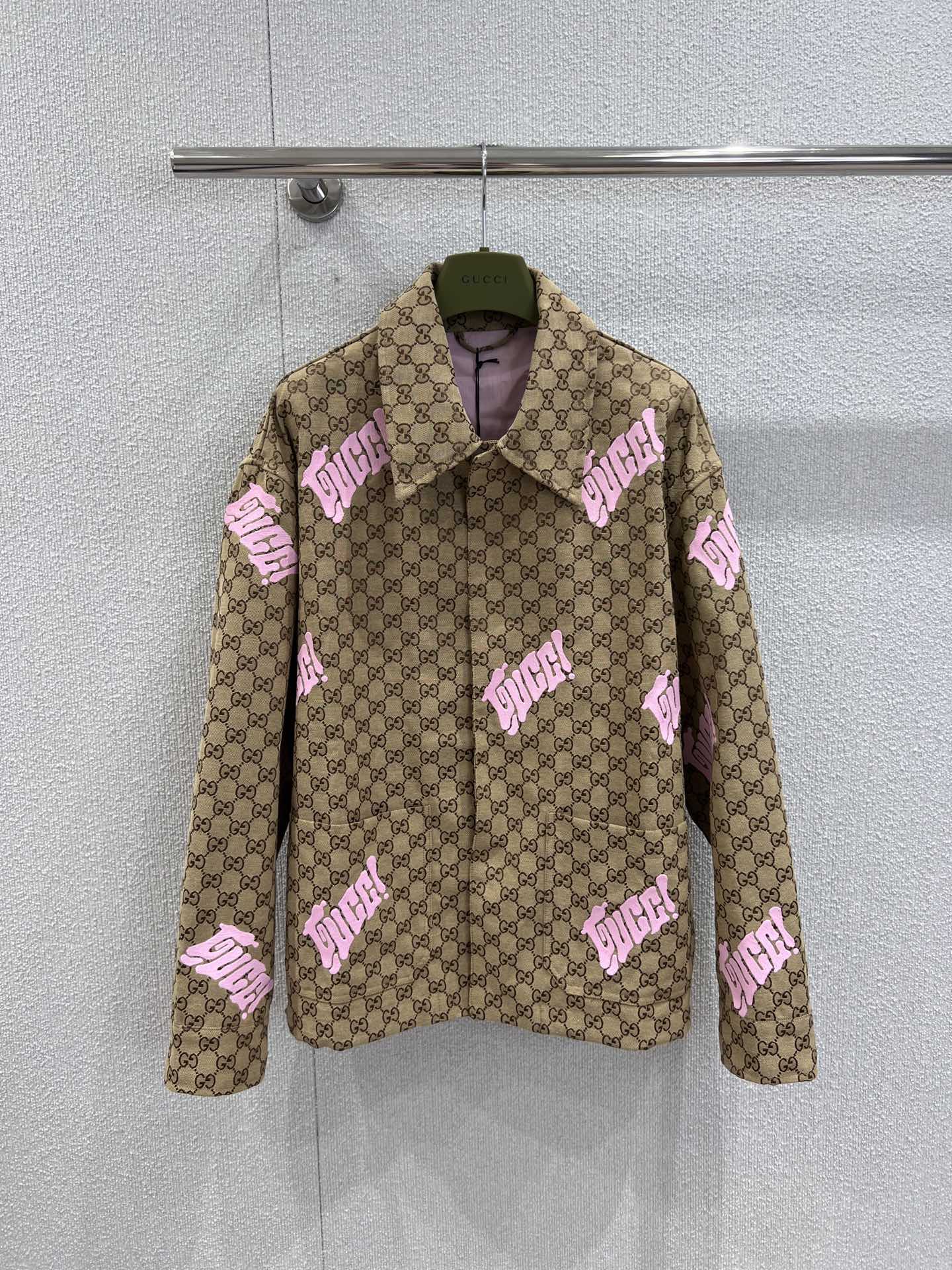 NO:457792,Support replacement Gucc* 25Fw early autumn new style embroidered jacquard cotton casual jacket | Exclusive high-end production!  Double G interlocking logo pattern on the front face of the symmetrical patch pocket pink letter logo embroidery inside echoes pink lid, metal zipper snap buckle opening and closing hem drawstring details, casual style, same style for men and women. S/M/L real photos, gucci, jackets & coats, alexander wang19860909支持换款 Gucc* 25Fw早秋新款 刺绣款提花棉质休闲外套丨独家高版出品！满身双g互扣logo图案正面对称贴布口袋粉色字母logo刺绣内里呼应粉色里布、金属拉链按扣开合下摆抽绳细节、休闲版型、男女同款 现货发售S/M/L实拍细节图,,gucci,jackets & coats,alexander wang,Women's clothing