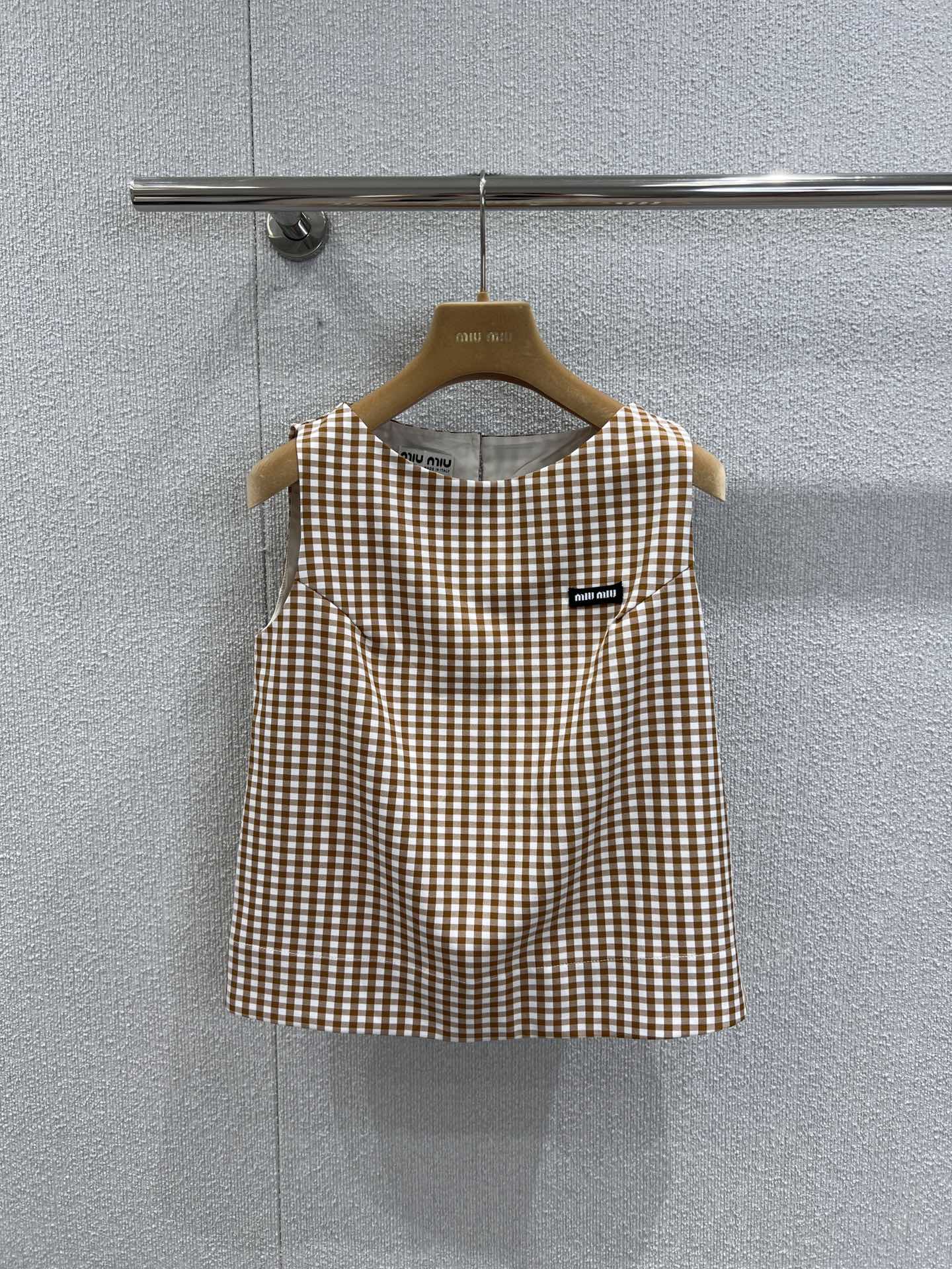 NO:457802,Supports replacement Miumi* 25Ss spring and summer new style plaid sleeveless top + A-line skirt set | Exclusive high-end production!  The upper body is exquisite and capable and appropriate, and it is easy to match!  The customized imported fabric is quite crisp and stylish, full of high-end feel. It has a full texture and is fashionable and trendy. It is recommended to buy it!  Details of workmanship quality, real-life details of S/M/L on sale, miumiu, skirts, alexander wang19860909支持换款 Miumi* 25Ss春夏新款 格纹无袖上衣+A字半裙套装丨独家高版出品！上身精致又干练得体 搭配起来随心应手！定制的进口面料挺括有型,满满的高级感.质感十足,时尚潮流 推荐入手！ 做工品质看细节 现货发售S/M/L实拍细节图,,miumiu,skirts,alexander wang,Women's clothing