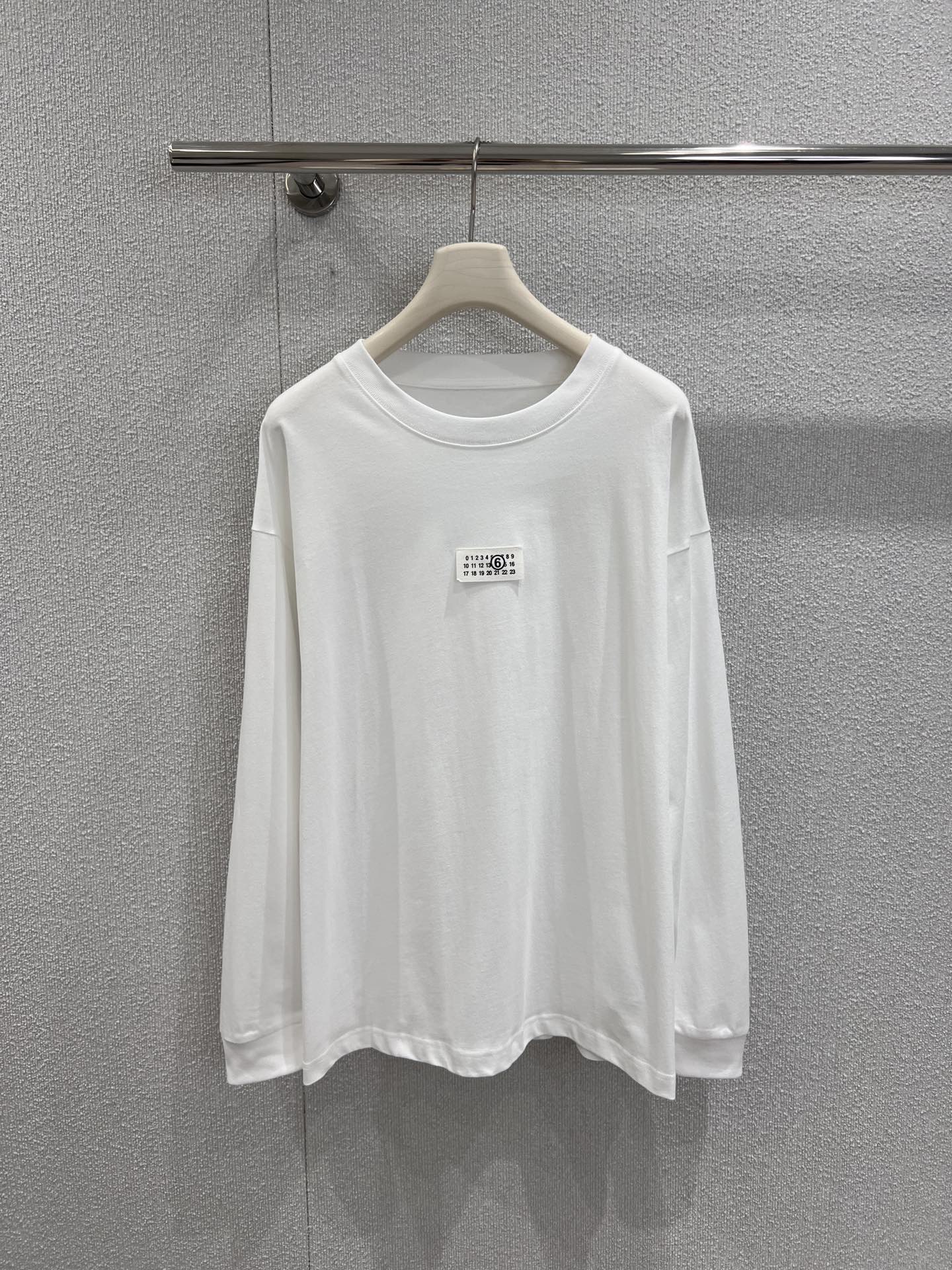 NO:458681,Support replacement of Maiso*n Margiel*a 25Fw early autumn new style, classic logo logo round neck long-sleeved T-shirt丨Exclusive high-end production!  The oversize style perfectly covers all imperfect body shapes. It is fashionable and versatile. It is very nice to wear it alone~ the classic small round neck and chest patches are eye-catching when walking on the street!  It feels so lazy and casual!  The one that comes with slimming attributes is the kind that cannot be taken off!  The style is not good at body shape!  All body types can be easily controlled!  Single-fitting and layering are great! Fashionable artists are well-equipped to custom fabrics, with great comfort!  S/M/L real photos, versace,tees,t-shirt,alexander wang19860909支持换款Maiso*n Margiel*a 25Fw早秋新款 经典logo标志圆领长袖T恤丨独家高版出品！oversize的版型完美的遮住一切不完美体型 时髦百搭 单穿内搭都很nice~经典的小圆领胸前贴饰走在街上吸睛度满分！慵懒又随意感觉真的太好穿了！自带显瘦属性 脱不下来的那种！版型完全不挑身材！各种体型都能轻松驾驭！单穿叠穿都超棒!时髦精们BI入好吧定制面料 舒适度爆表！现货发售S/M/L实拍细节图,,versace,tees，t-shirt,alexander wang,Women's clothing