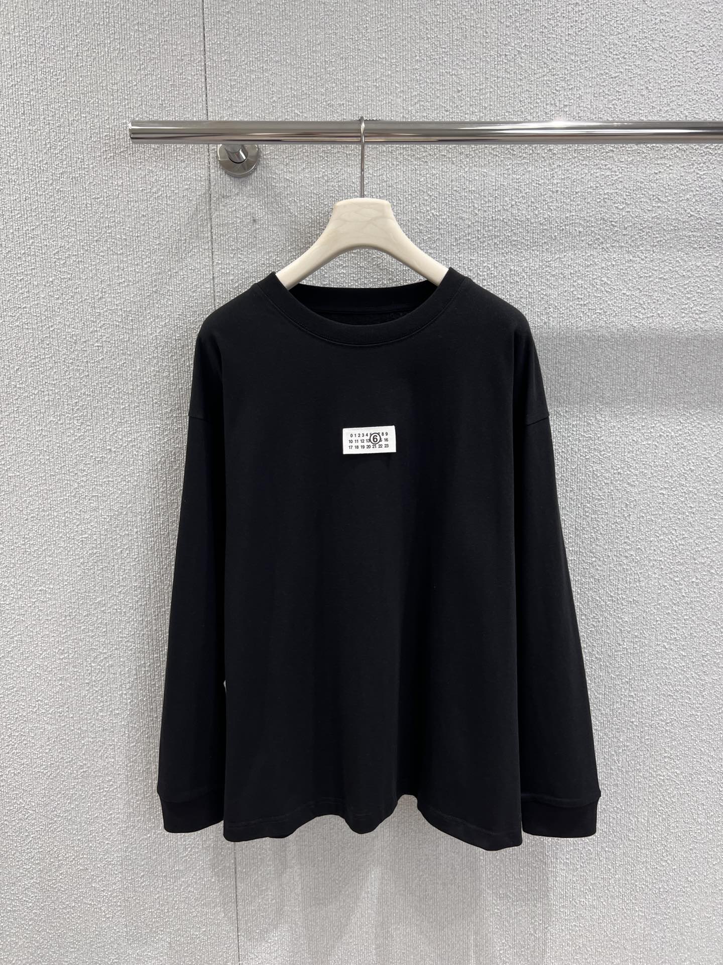 NO:458677,Support replacement of Maiso*n Margiel*a 25Fw early autumn new style, classic logo logo round neck long-sleeved T-shirt丨Exclusive high-end production!  The oversize style perfectly covers all imperfect body shapes. It is fashionable and versatile. It is very nice to wear it alone~ the classic small round neck and chest patches are eye-catching when walking on the street!  It feels so lazy and casual!  The one that comes with slimming attributes is the kind that cannot be taken off!  The style is not good at body shape!  All body types can be easily controlled!  Single-fitting and layering are great! Fashionable artists are well-equipped to custom fabrics, with great comfort!  S/M/L real photos, versace,tees,t-shirt,alexander wang19860909支持换款Maiso*n Margiel*a 25Fw早秋新款 经典logo标志圆领长袖T恤丨独家高版出品！oversize的版型完美的遮住一切不完美体型 时髦百搭 单穿内搭都很nice~经典的小圆领胸前贴饰走在街上吸睛度满分！慵懒又随意感觉真的太好穿了！自带显瘦属性 脱不下来的那种！版型完全不挑身材！各种体型都能轻松驾驭！单穿叠穿都超棒!时髦精们BI入好吧定制面料 舒适度爆表！现货发售S/M/L实拍细节图,,versace,tees，t-shirt,alexander wang,Women's clothing