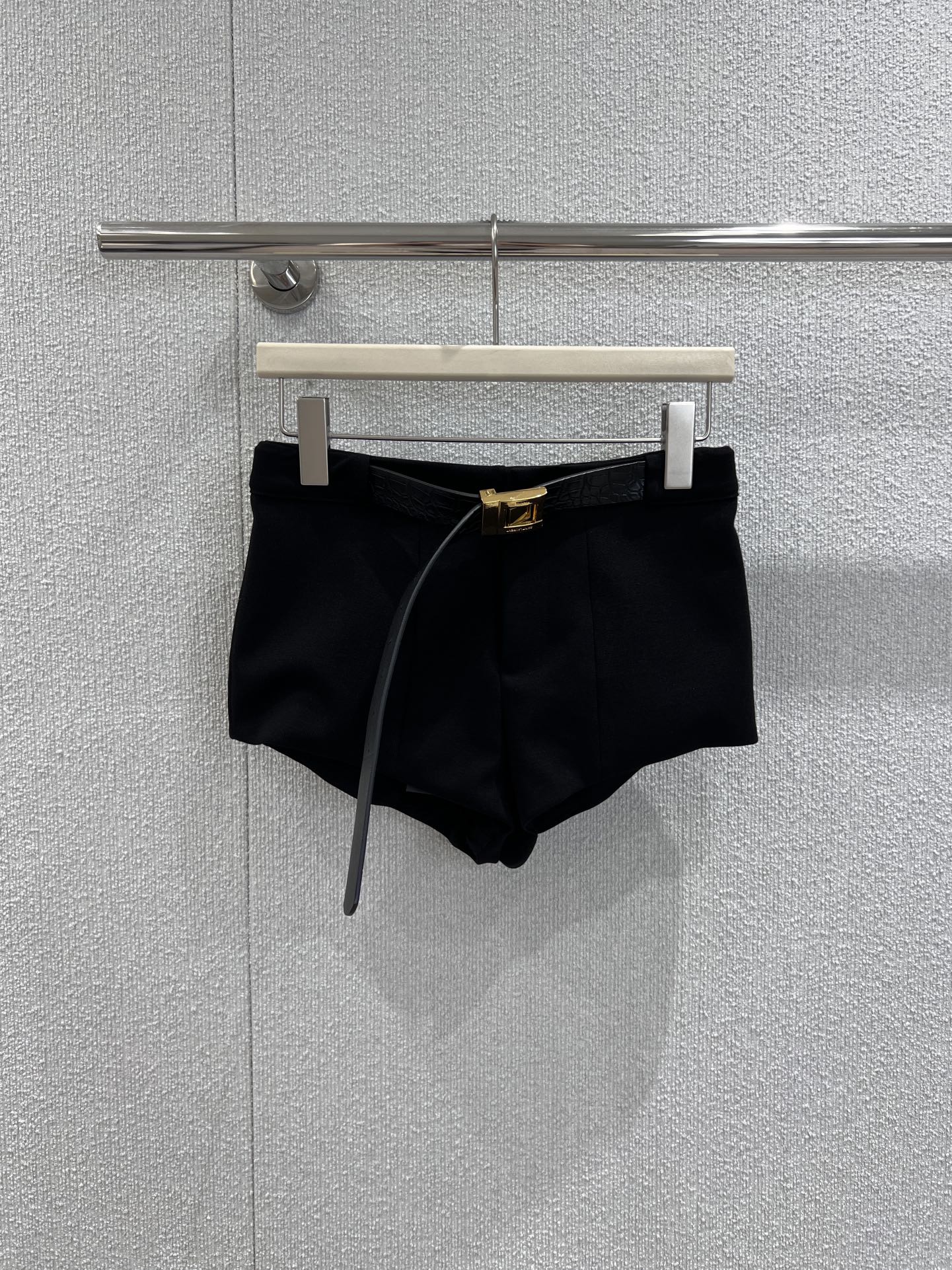 NO:458683,Support replacement Saint Laur*nt 25Fw early autumn new black high-waist belt basic shorts丨Exclusive high-end production!  Customized fabrics, belt with three-dimensional tailoring is large, versatile, slimming, long legs, strong inclusiveness, fashionable hot girls must buy, simple matching is also very popular, S/M/L real-life detailed pictures are available in stock, saint laurent, shorts, alexander wang19860909支持换款 Saint Laur*nt 25Fw早秋新款 黑色高腰腰带基础款短裤丨独家高版出品！定制面料 系腰带立体剪裁纬度较大,百搭显瘦显腿长包容性强,时尚辣妹必入款 简单搭配也很出圈 现货发售S/M/L实拍细节图,,saint laurent,shorts,alexander wang,Women's clothing