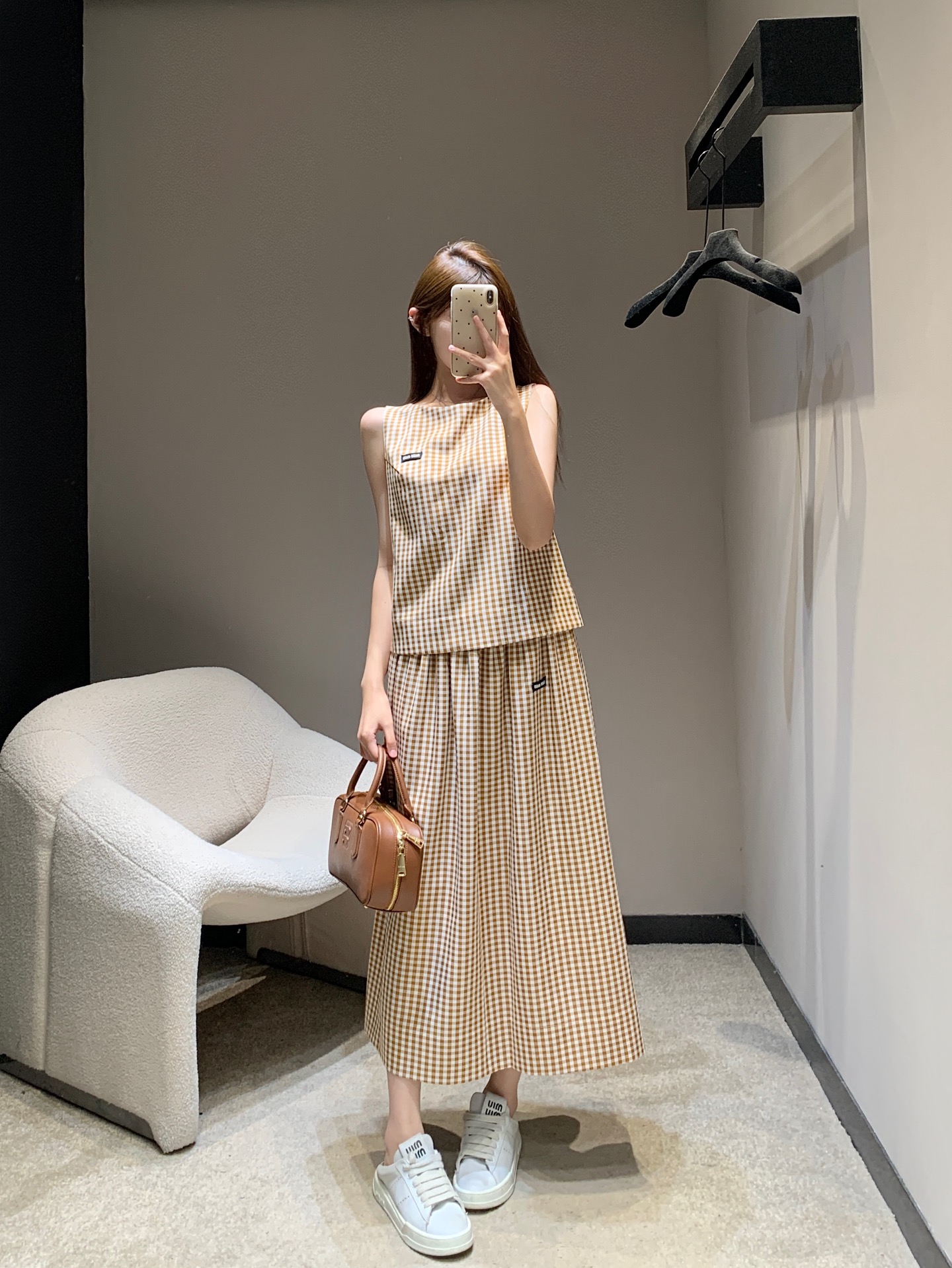 NO:457758,Miumi* 25Ss Spring and Summer New Style Check Sleeveless Top + A-line Skirt Set | Exclusive High-end Production!  The upper body is exquisite and capable and appropriate, and it is easy to match!  The customized imported fabric is quite crisp and stylish, full of high-end feel. It has a full texture and is fashionable and trendy. It is recommended to buy it!  Workmanship quality depends on details. S/M/L is available in stock, miumiu, skirts, alexander wang19860909Miumi* 25Ss春夏新款 格纹无袖上衣+A字半裙套装丨独家高版出品！上身精致又干练得体 搭配起来随心应手！定制的进口面料挺括有型,满满的高级感.质感十足,时尚潮流 推荐入手！ 做工品质看细节 现货发售S/M/L,,miumiu,skirts,alexander wang,Women's clothing