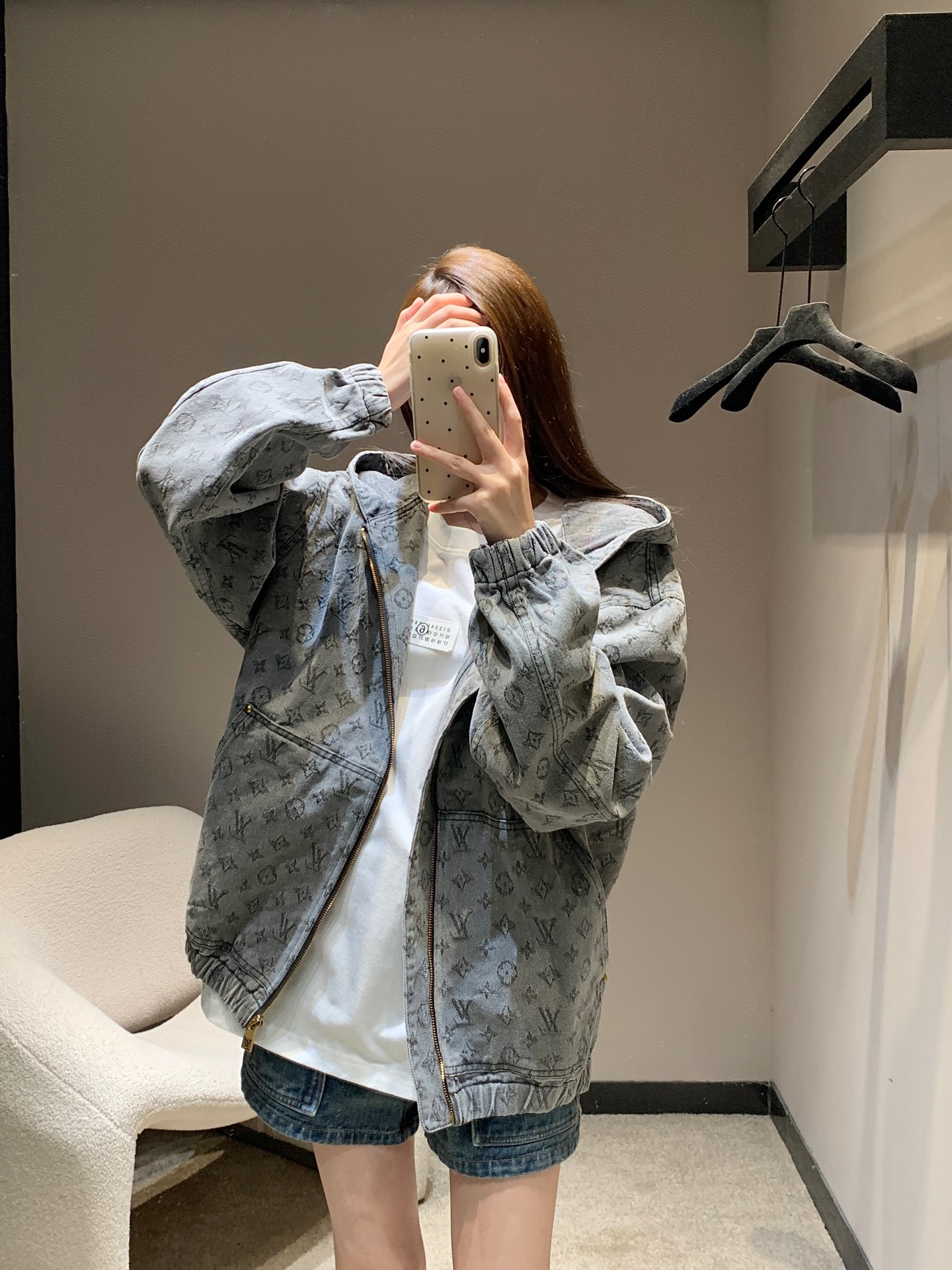 NO:458709,Louis Vuitto* 25Fw early autumn new style, old-fashioned jacquard denim hooded jacket丨Exclusive high-end production!  Sewn with denim, full of Monogram jacquard patterns, creating a dazzling and outstanding shape. Men and women are the same style. Highly recommended items. The workmanship quality depends on the details. S/M/L is available in stock, and it is available in stock.19860909Louis Vuitto* 25Fw早秋新款 老花提花牛仔连帽外套丨独家高版出品！采用牛仔布缝制,满印Monogram提花图案,缔造夺目出众的造型. 男女同款 强烈推荐单品.做工品质看细节.现货发售S/M/L,,louis vuitton,jackets & coats,hats,alexander wang,Women's clothing