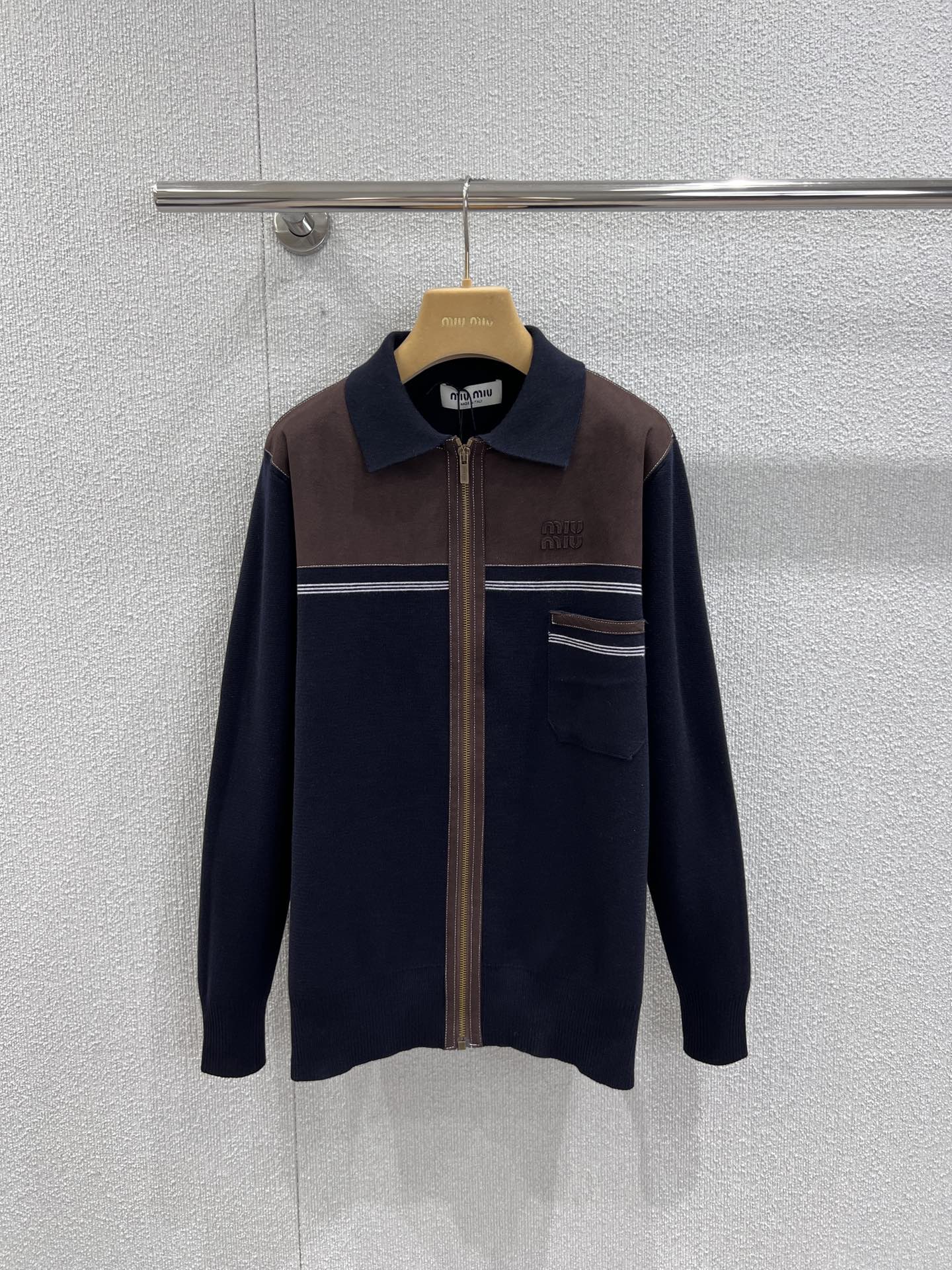 NO:458690,Support replacement Miumi* 25Fw early autumn new style wool suede zipper knitted cardigan | Exclusive yb development!  High-end production!  The fabric is knitted with high proportion wool yarn, and leather is collaged on the sleeves and forearms to enhance the overall texture by a level!  This year's very singular series!  Both appearance and comfort!  A truly versatile item: You can stack any coat or down jacket!  All body types can be easily controlled. The upper body is handsome and stylish. The same style as men and women, wear it quickly!  S/M/L real photos, miumiu, down jacket, chamois leather, alexander wang19860909支持换款 Miumi* 25Fw早秋新款 羊毛拼麂皮拉链针织开衫丨独家yb开发！高版出品！面料采用高比例羊毛纱线编织,袖子小臂处拼贴皮革,把整体质感提升一个level！今年非常有腔调的系列！颜值与舒适度兼具！真正的百搭单品 可以叠加任何大衣或羽绒服！各种体型都可以轻松驾驭 上身帅气有型 男女同款 赶紧穿起来！现货发售S/M/L实拍细节图,,miumiu,down jacket,chamois leather,alexander wang,Women's clothing