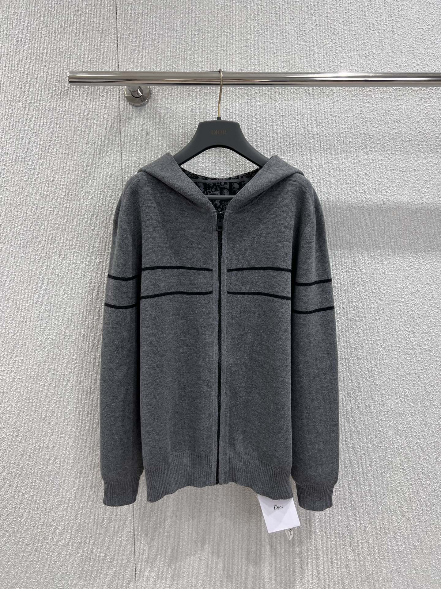 NO:458680,Support replacement Dio* 25Fw autumn and winter new style, old-fashioned logo zippered cashmere jacket | Exclusive yb development!  High-end production!  The letter jacquard weaving craftsmanship is luxurious and handsome!  Hooded design is fashionable and high-end!  A rich and beautiful woman must come in!  The classic style is not picky about people, and the upper body looks huge and slim!  Swiss machine embroidery sewing tray technology, imported cashmere yarn double-sided jacquard fabric, highly recommended single products. S/M/L real photos for sale in stock, dior, jackets & coats, hats, alexander wang19860909支持换款 Dio* 25Fw秋冬新款 老花logo拉链连帽羊绒外套丨独家yb开发！高版出品！字母提花织纹工艺奢华帅气！连帽设计时髦又高级！白富美必入！经典版型不挑人上身巨显瘦！瑞士机刺绣缝盘工艺,进口羊绒纱线双面提花面料,强烈推荐单品.现货发售S/M/L实拍细节图,,dior,jackets & coats,hats,alexander wang,Women's clothing