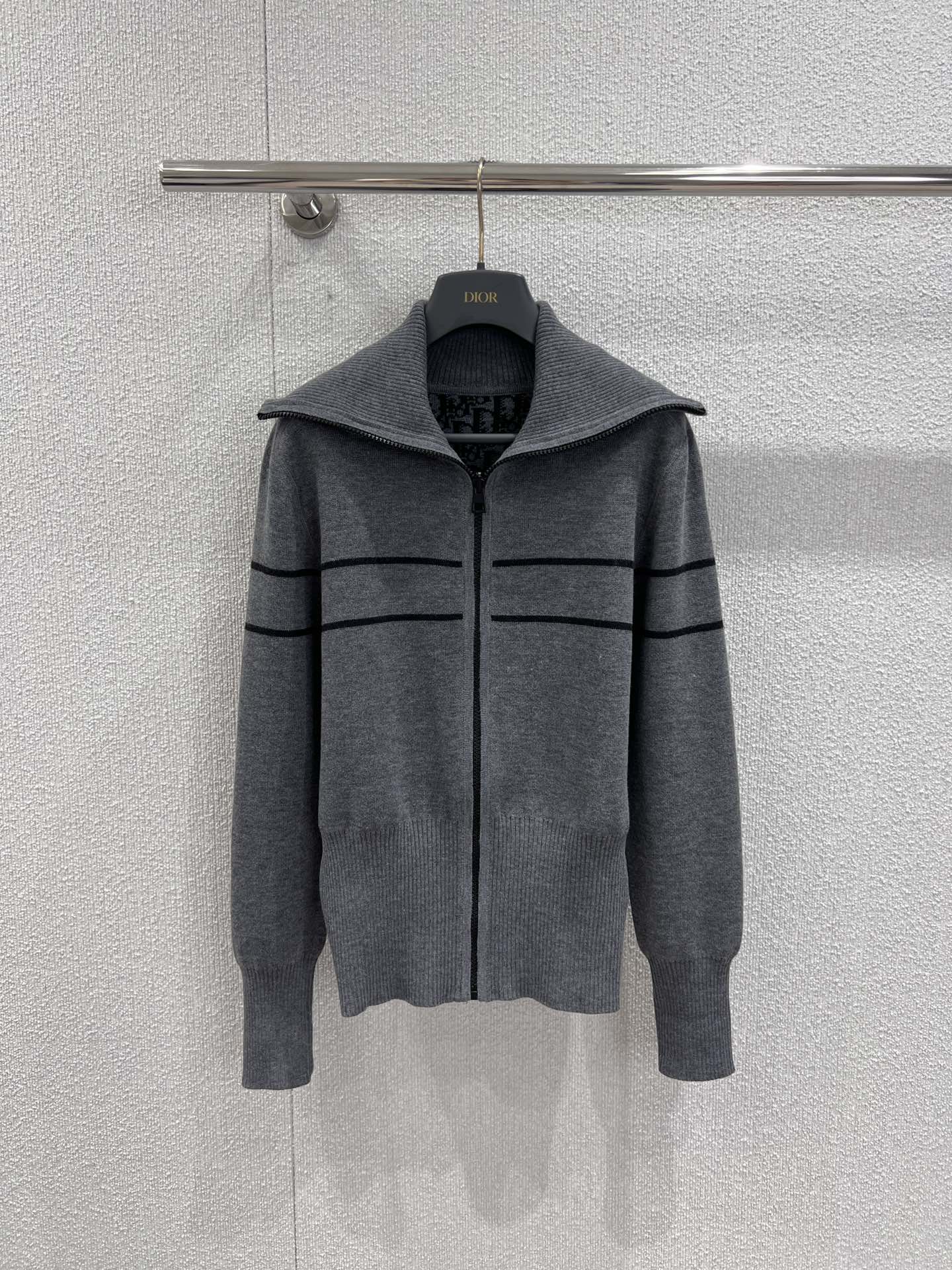 NO:458684,Support replacement Dio* 25Fw autumn and winter new style, double-sided old-fashioned logo zipper cashmere jacket | Exclusive yb development!  High-end production!  The jacquard double weaving craftsmanship on the back is luxurious and handsome!  The large lapel is fashionable and high-end!  A rich and beautiful woman must come in!  The classic style is not picky about people, and the upper body looks huge and slim!  Swiss machine embroidery sewing tray technology, imported cashmere yarn double-sided jacquard fabric, highly recommended single products. S/M/L real photos for sale in stock, dior, jackets & coats, alexander wang19860909支持换款 Dio* 25Fw秋冬新款 双面穿老花logo拉链羊绒外套丨独家yb开发！高版出品！后背字母提花双织工艺奢华帅气！大翻领时髦又高级！白富美必入！经典版型不挑人上身巨显瘦！瑞士机刺绣缝盘工艺,进口羊绒纱线双面提花面料,强烈推荐单品.现货发售S/M/L实拍细节图,,dior,jackets & coats,alexander wang,Women's clothing