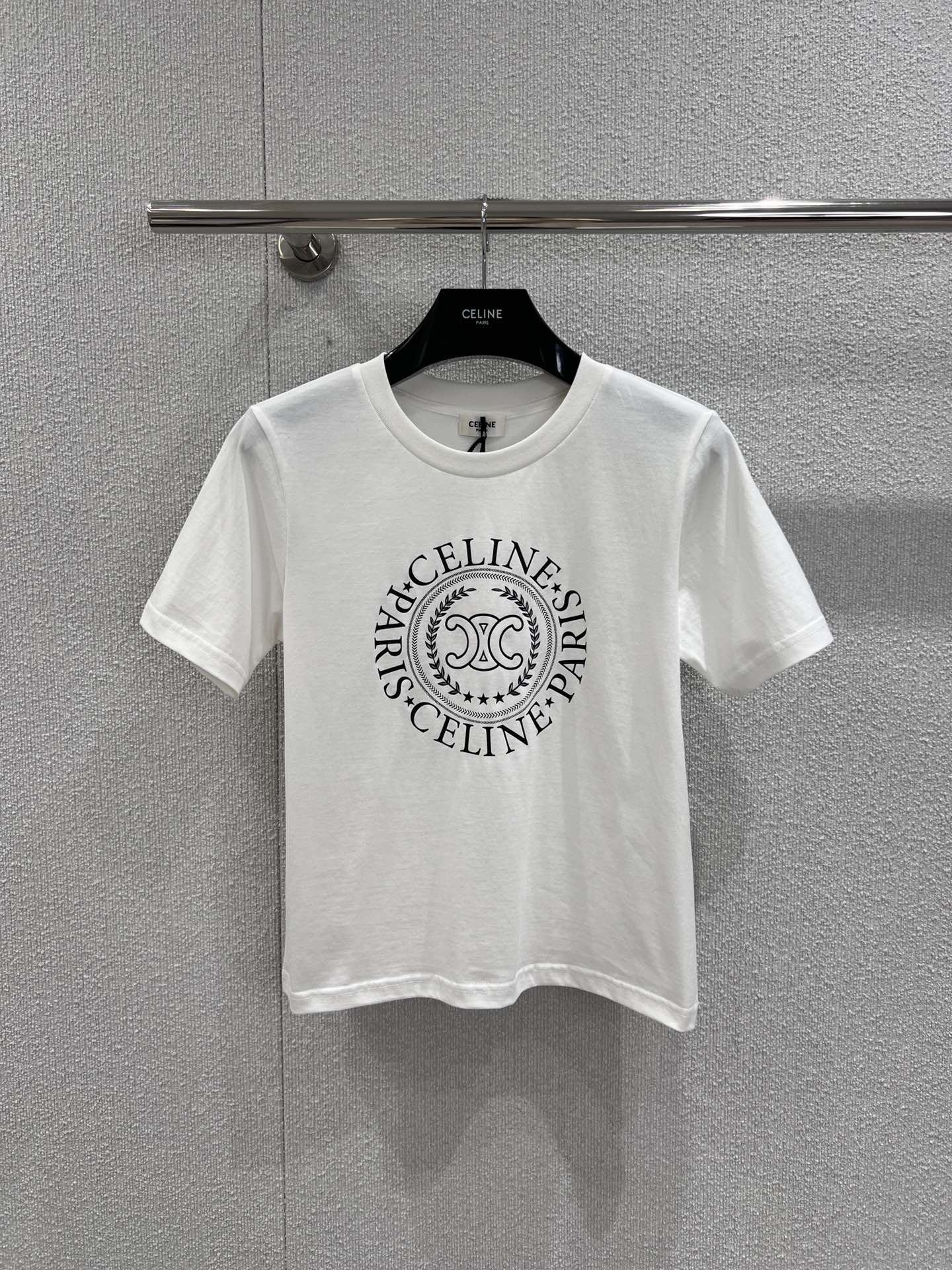 NO:458694,Support replacement Celin* 25Fw early autumn new style letter printed round neck short-sleeved T-shirt | Exclusive yb development!  High-end production!  Imported cotton material is breathable and comfortable, and has a full texture. The whole voxel color base is combined with the iconic letter printing on the chest tone, highlighting the brand tone, the upper body is simple and atmospheric, adding a sense of styling, and the surface auxiliary materials are developed, regular short-sleeved T-shirt tailoring, and the single wear is brilliant and fashionable!  S/M/L real photos, celine, T-shirt, tees, t-shirt, alexander wang19860909支持换款 Celin* 25Fw早秋新款 字母印花圆领短袖T恤丨独家yb开发！高版出品！进口全棉材质,透气舒适,质感十足,通体素色打底配合胸前标志性字母印花点缀装饰,彰显品牌调性,上身简约大气,增添造型层次感,面辅料开发,常规短袖T恤剪裁,单穿内搭出彩时髦！现货发售S/M/L实拍细节图,,celine,T-shirt,tees，t-shirt,alexander wang,Women's clothing