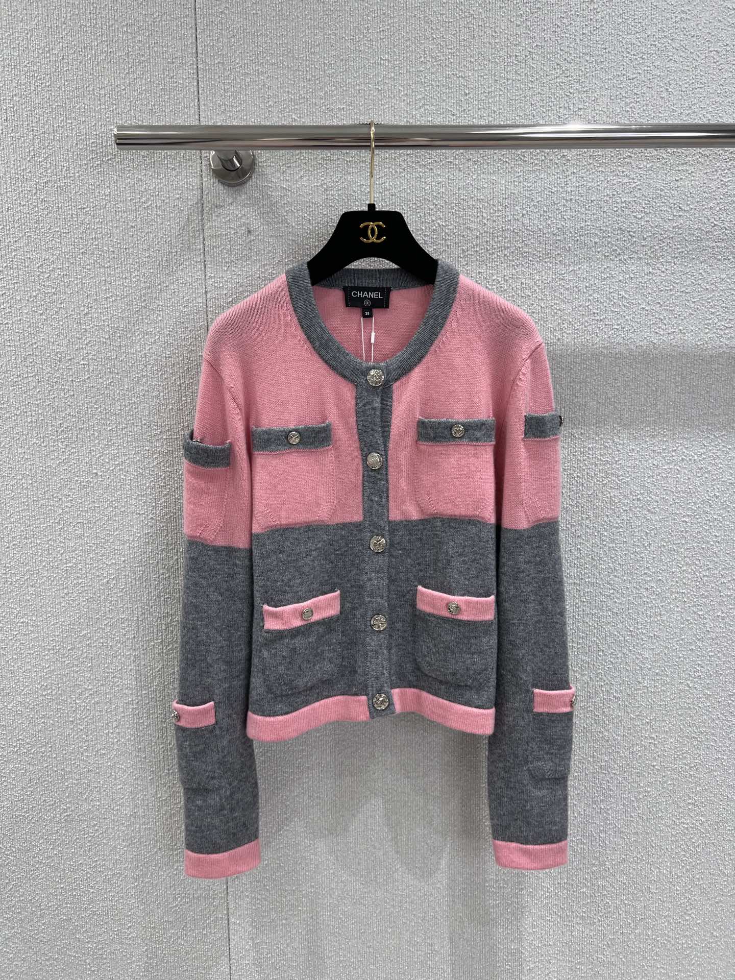 NO:458691,Half coat supports replacement Chane* 25B high-end handicraft workshop series new model gray-pink contrast knitted cardigan jacket skirt | Exclusive yb development!  High-end production!  Customized wool cashmere yarn, original custom gold buttons are luxurious logos, soft, comfortable, retro and fashionable, with high-end texture when worn, interpreting classic French luxury!  Workmanship quality depends on the details. S/M/L real photos of S/M/L are sold in stock, chanel, skirts, jackets & coats, alexander wang19860909半 外套支持换款 Chane* 25B高级手工坊系列新款 灰粉撞色针织开衫外套半裙丨独家yb开发！高版出品！定制羊毛羊绒纱线,原版定制金色纽扣是奢华标识,柔软舒适复古又时髦,穿上便自带高端质感,诠释经典法式奢华！做工品质看细节.现货发售S/M/L实拍细节图,,chanel,skirts,jackets & coats,alexander wang,Women's clothing