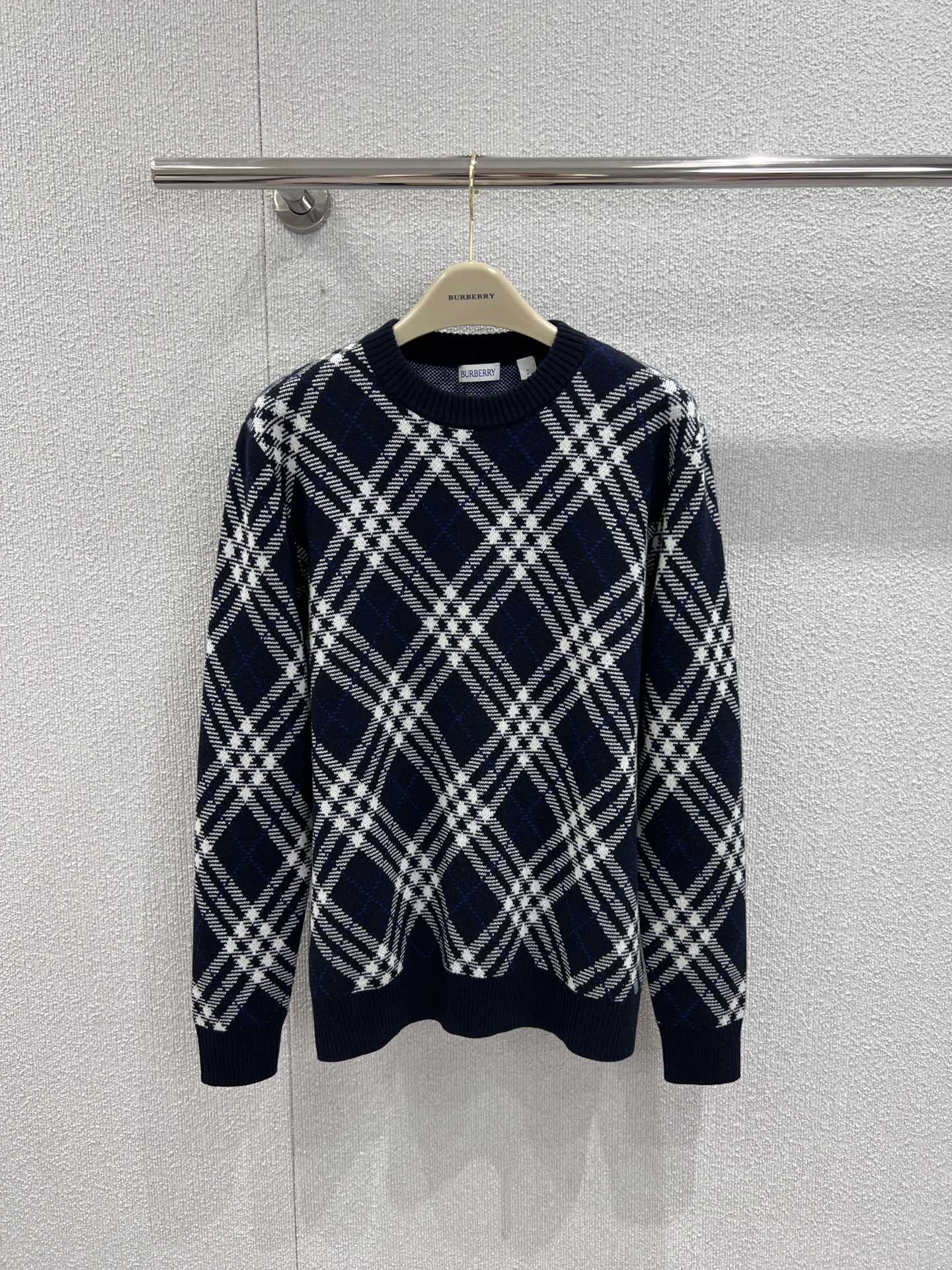 NO:458711,Support replacement Burb*rry 25Fw early autumn new style, twill chevron blend pullover round neck sweater | Exclusive high-end production!  Made of selected wool cashmere blend fabrics, presenting jacquard worsted plaid patterns, creating a delicate design sense. The weight factor makes the clothes very droopy and the cardigan design makes the upper body more lazy, perfectly conforming to the fashion concept of the latest series of BUR and experiencing the latest BUR style!  !  Same model for men and women, real details of S/M/L on sale in stock, burberry, sweaters, alexander wang19860909支持换款 Burb*rry 25Fw早秋新款 斜纹格纹羊毛混纺套头圆领毛衣丨独家高版出品！精选羊毛羊绒混纺面料制成,呈现提花精纺的格纹图案,缔造精致设计感.以及重量的因素让衣服非常具有垂感以及开衫的设计让上身更具慵懒气质,完美的符合BUR最新系列风格的时尚理念,体验最新的BUR风情！！男女同款 现货发售S/M/L实拍细节图,,burberry,sweaters,alexander wang,Women's clothing