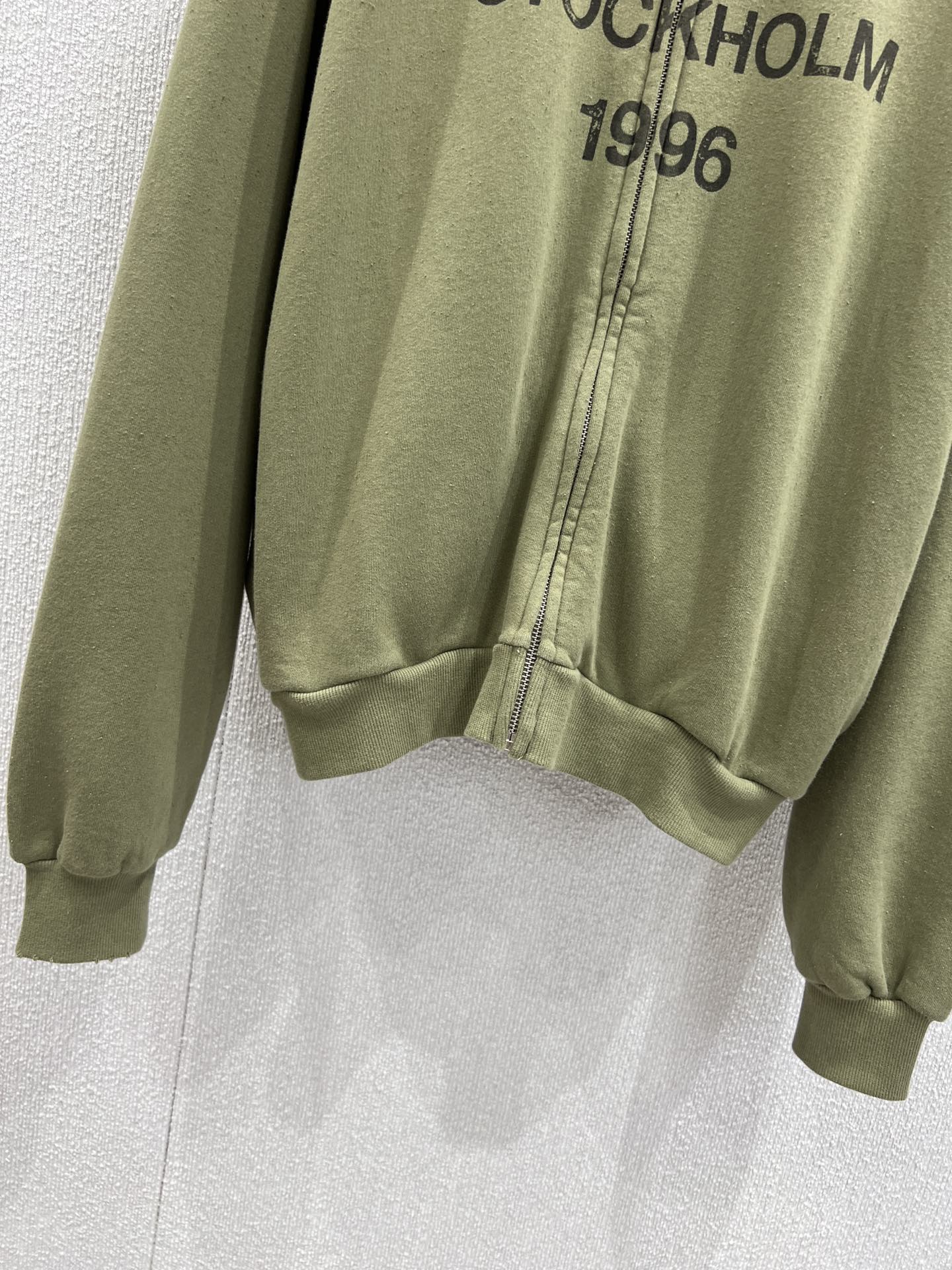 Stylish 1996 Letter-Printed Coat by Acne Studios: Retro Glamour with Unique Comfort - 图片 6