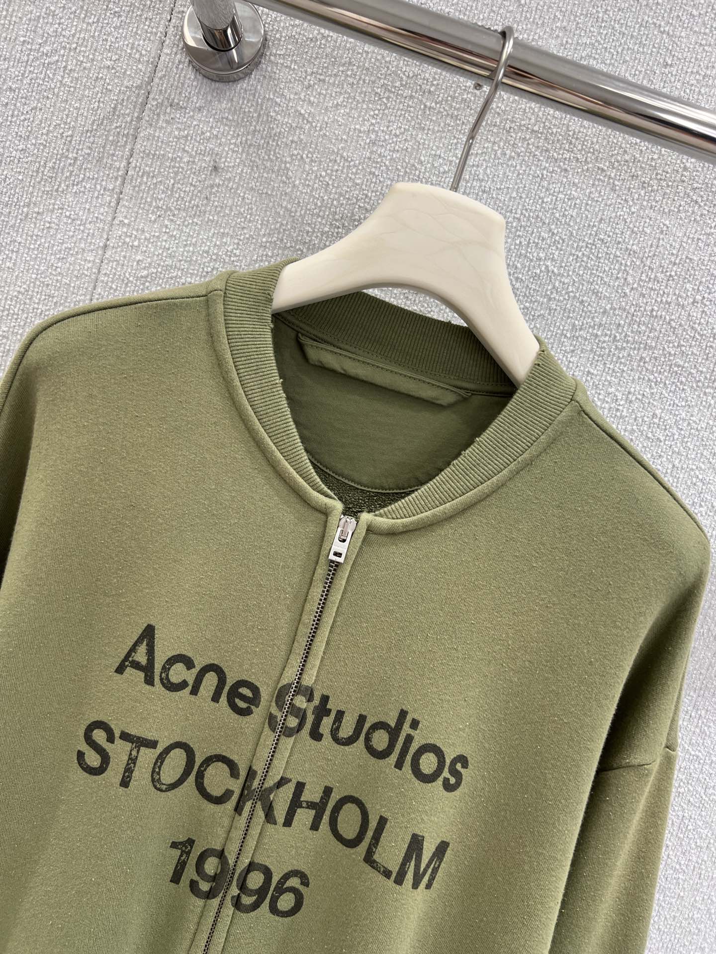 Stylish 1996 Letter-Printed Coat by Acne Studios: Retro Glamour with Unique Comfort - 图片 4