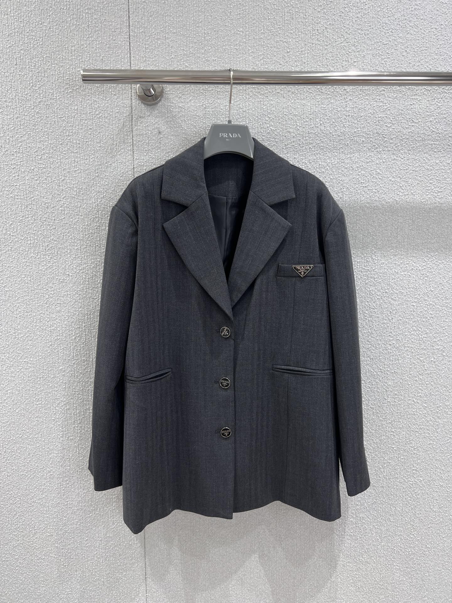 NO:458687,Support for replacement Prad* 25Fw early autumn new style, classic triangle decorative silhouette blazer, fashionable online, very practical, casual and OL, the entire style is cut YYDS, the perfect silhouette, capable and neat, and the plasticity is really strong!  A must-have style for suit control!  recommend!  Perfect workmanship quality depends on details. S/M/L real photos are available in stock, prada, jackets & coats, business suit, alexander wang19860909支持换款 Prad* 25Fw早秋新款 经典三角标装饰廓形西装外套 时髦感在线 实穿性很高 可休闲可OL 整个版型剪裁YYDS 恰大好处的廓形 干练利落 可塑性真的很强！西装控必入的好穿款！推荐！完美做工品质看细节 现货发售S/M/L实拍细节图,,prada,jackets & coats,business suit,alexander wang,Women's clothing