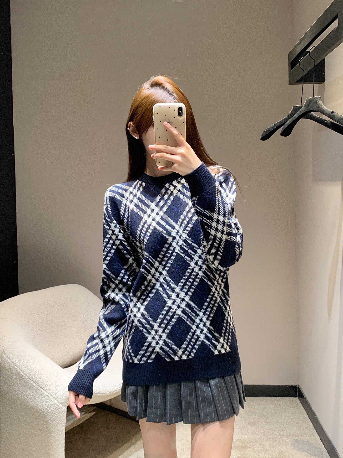 NO:458715,Burb*rry 25Fw early autumn new style, twill chevron blend pullover round neck sweater丨Exclusive high-end production!  Made of selected wool cashmere blend fabrics, presenting jacquard worsted plaid patterns, creating a delicate design sense. The weight factor makes the clothes very droopy and the cardigan design makes the upper body more lazy, perfectly conforming to the fashion concept of the latest series of BUR and experiencing the latest BUR style!  !  Same model for men and women, S/M/L, Burberry, Sweaters, Alexander wang19860909Burb*rry 25Fw早秋新款 斜纹格纹羊毛混纺套头圆领毛衣丨独家高版出品！精选羊毛羊绒混纺面料制成,呈现提花精纺的格纹图案,缔造精致设计感.以及重量的因素让衣服非常具有垂感以及开衫的设计让上身更具慵懒气质,完美的符合BUR最新系列风格的时尚理念,体验最新的BUR风情！！男女同款 现货发售S/M/L,,burberry,sweaters,alexander wang,Women's clothing