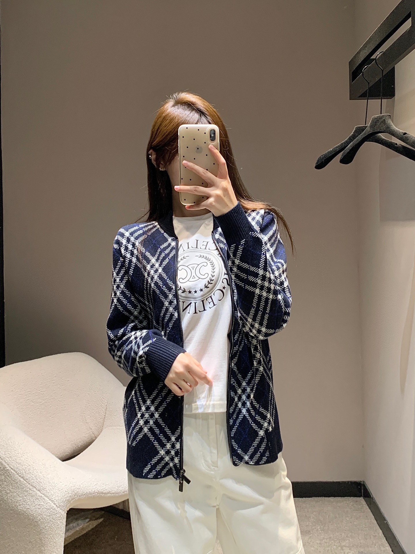 NO:458722,Burb*rry 25Fw early autumn new style twill chevron blend zipper knit cardigan | Exclusive high-end production!  Made of selected wool cashmere blend fabrics, presenting jacquard worsted plaid patterns, creating a delicate design sense. The weight factor makes the clothes very droopy and the cardigan design makes the upper body more lazy, perfectly conforming to the fashion concept of the latest series of BUR and experiencing the latest BUR style!  !  Same model for men and women, S/M/L, Burberry, alexander wang19860909Burb*rry 25Fw早秋新款 斜纹格纹羊毛混纺拉链针织开衫丨独家高版出品！精选羊毛羊绒混纺面料制成,呈现提花精纺的格纹图案,缔造精致设计感.以及重量的因素让衣服非常具有垂感以及开衫的设计让上身更具慵懒气质,完美的符合BUR最新系列风格的时尚理念,体验最新的BUR风情！！男女同款 现货发售S/M/L,,burberry,alexander wang,Women's clothing