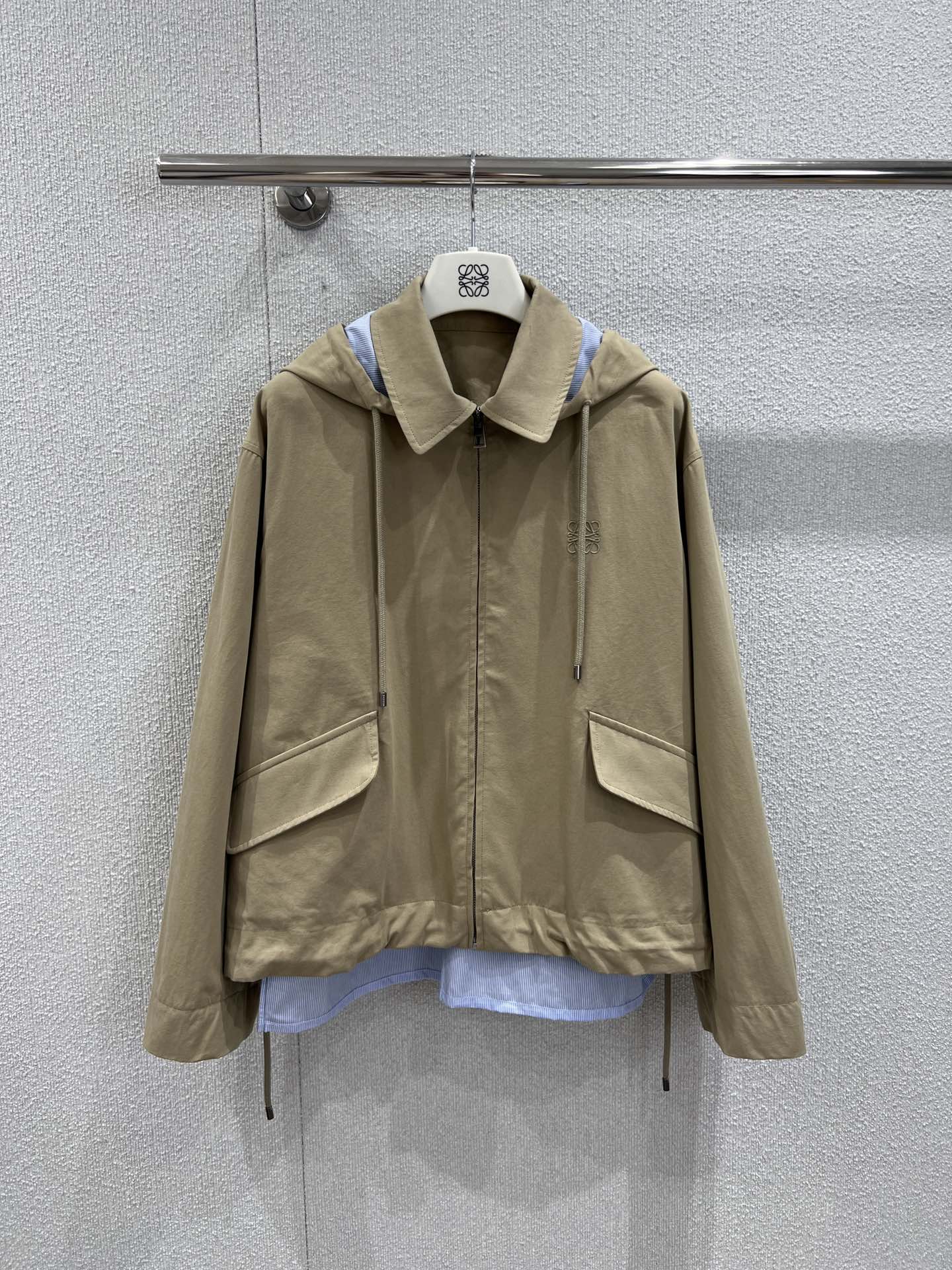 NO:547762,Support replacement Loew* 25Fw autumn and winter new model, micro-label embroidered pocket drawstring loose hooded windbreaker jacket丨Exclusive yb development!  High-end production!  Khaki windbreaker spliced ​​with light blue lining, two fakes are designed with special hood + lapels. The front and back are carefully worn with a little effort. It perfectly wraps the girl's hips, the side length is extended to the visual sense of legs, the loose style does not pick the figure, and the pants and skirts are very good. Whoever wears it is the most fashionable person on the street~ It has been listed as the most worthy windbreaker this year list perfect workmanship quality depends on the details. S/M/L real photos are available in stock, loewe, skirts, jackets & coats, hats, alexander wang19860909支持换款 Loew* 25Fw秋冬新款 微标刺绣口袋抽绳宽松连帽风衣外套丨独家yb开发！高版出品！卡其色风衣拼接浅蓝色内衬,假两件设计好特别连帽+翻领 一衣两穿的小心思拿捏前后略为不一样的长度,完美包裹女生的臀围,侧面拉长腿部视觉感,宽松版型不挑身材,搭裤子裙子都很绝,谁穿谁是街头最会穿的时髦精~已经列入今年最值得入的风衣list完美做工品质看细节.现货发售S/M/L实拍细节图,,loewe,skirts,jackets & coats,hats,alexander wang,Women's clothing