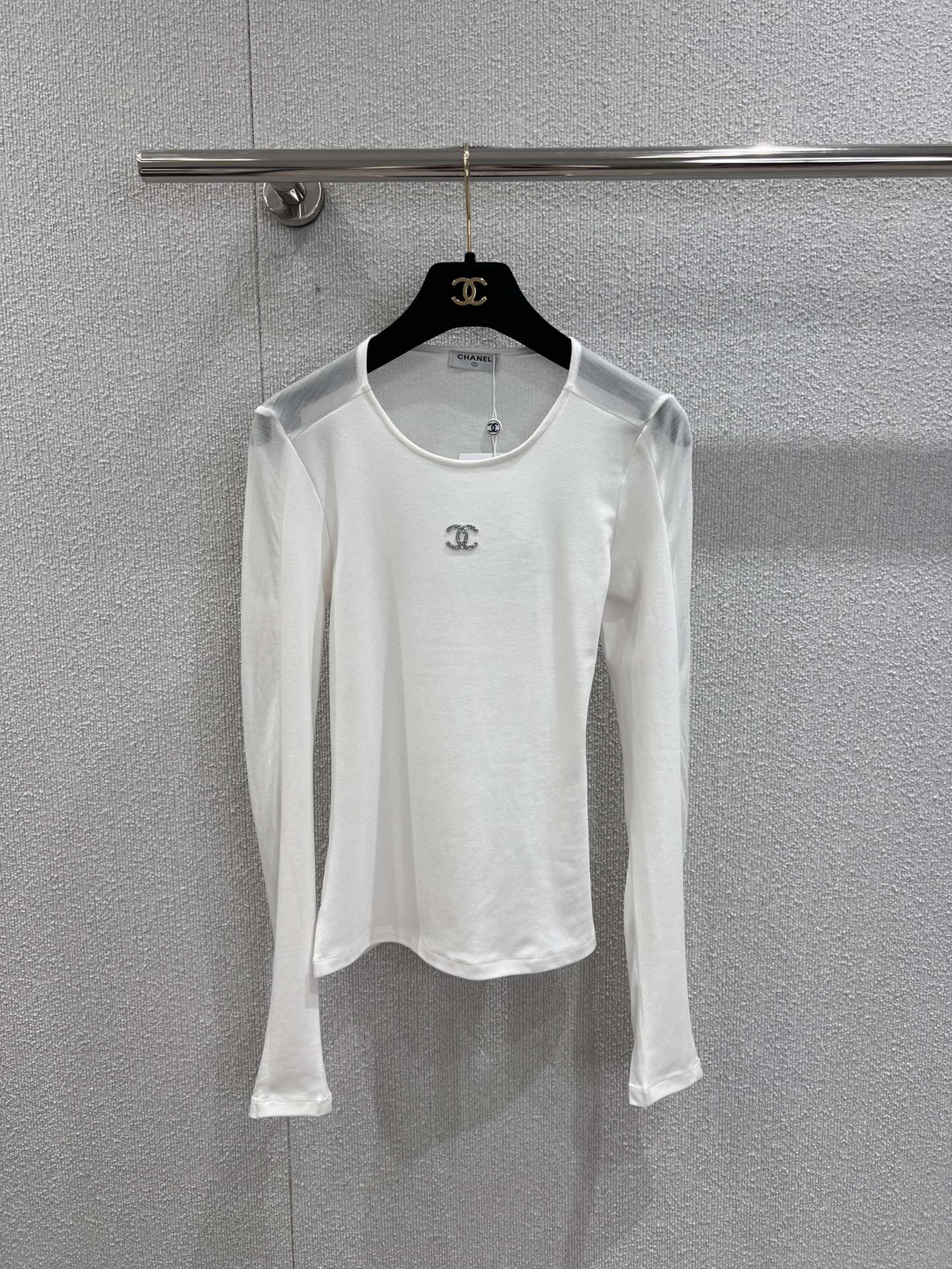 NO:751444,Supports exchange Chane* 25Fw early autumn new style micro-label long-sleeved bottoming T-shirt丨Exclusive high-end version!  The details of the whole piece are exquisitely crafted, classic and durable. It makes people want to have a classic round neck design at first sight. It is simple and easy to wear. It is perfect for eye-catching when walking on the street!  It has a youthful and energetic feeling. The custom-made fabric is very comfortable for babies. Hurry up. Ready for sale. S/M/L real shot details, chanel, tees, t-shirt,19860909支持换款 Chane* 25Fw早秋新款 微标长袖打底T恤衫丨独家高版出品！整件细节做工精致 经典又耐看让人一看就想拥有经典的圆领设计简洁好穿 走在街上吸睛度满分！青春又活力的感觉定制面料上身巨舒服宝宝们赶快吧现货发售S/M/L实拍细节图,,chanel,tees，t-shirt,,Women's clothing