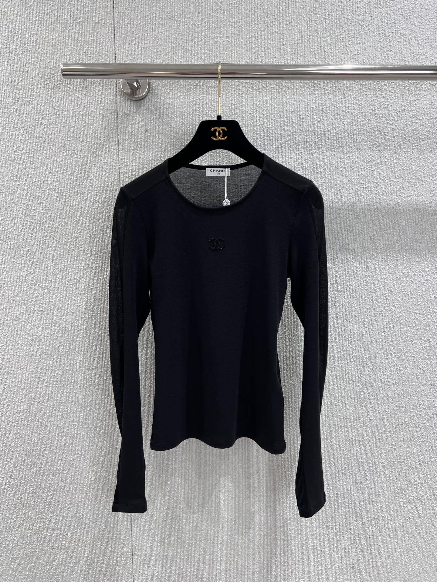 NO:751442,Supports exchange Chane* 25Fw early autumn new style micro-label long-sleeved bottoming T-shirt丨Exclusive high-end version!  The details of the whole piece are exquisitely crafted, classic and durable. It makes people want to have a classic round neck design at first sight. It is simple and easy to wear. It is perfect for eye-catching when walking on the street!  It has a youthful and energetic feeling. The custom-made fabric is very comfortable for babies. Hurry up. Ready for sale. S/M/L real shot details, chanel, tees, t-shirt,19860909支持换款 Chane* 25Fw早秋新款 微标长袖打底T恤衫丨独家高版出品！整件细节做工精致 经典又耐看让人一看就想拥有经典的圆领设计简洁好穿 走在街上吸睛度满分！青春又活力的感觉定制面料上身巨舒服宝宝们赶快吧现货发售S/M/L实拍细节图,,chanel,tees，t-shirt,,Women's clothing