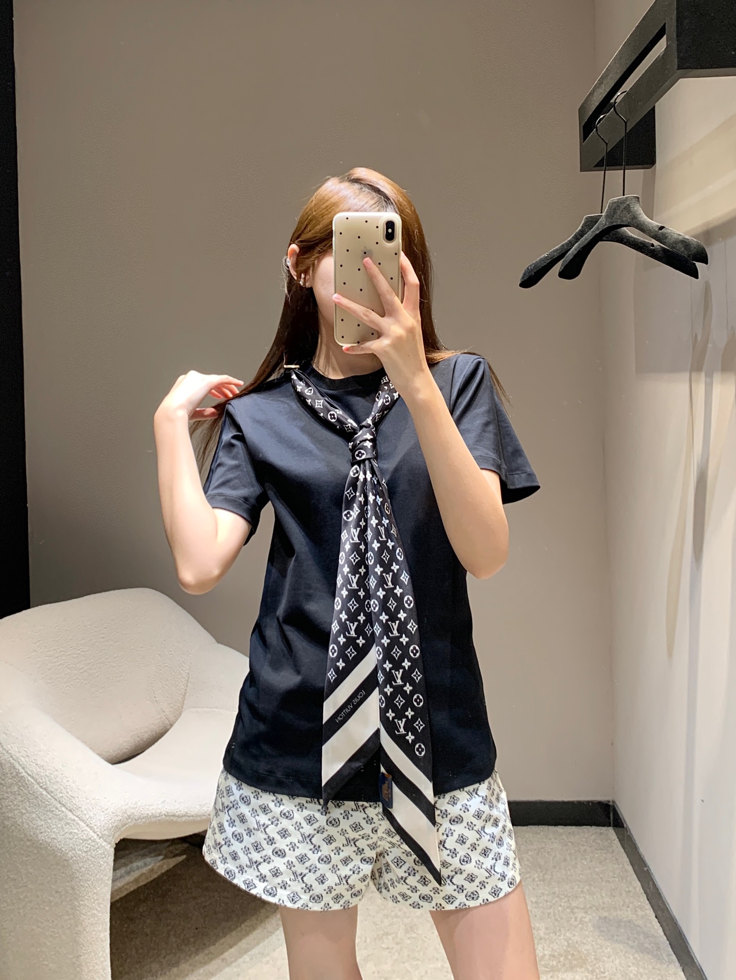 NO:459255,Model number D25081575 LOUIS*Dujia LV new model customized original letter logo hardware accessories paired with old-fashioned streamers decoration, loose and fashionable round neck short-sleeved T-shirt top!  Black, white, (M size shoulder width 40, bust 98, sleeve length 20, clothing length 63) hair,,louis vuitton,louis vuitton,louis vuitton,louis vuitton,t-shirt,tees,t-shirt,alexander wang19860909款号D25081575 LOUIS*驴家LV新款 定制原版字母logo五金配件搭配老花飘带装饰、宽松时尚圆领短袖t恤上衣！黑色、白色、（M码肩宽40,胸围98,袖长20,衣长63）发,,louis vuitton,louis vuitton,louis vuitton,louis vuitton,T-shirt,tees，t-shirt,alexander wang,Women's clothing