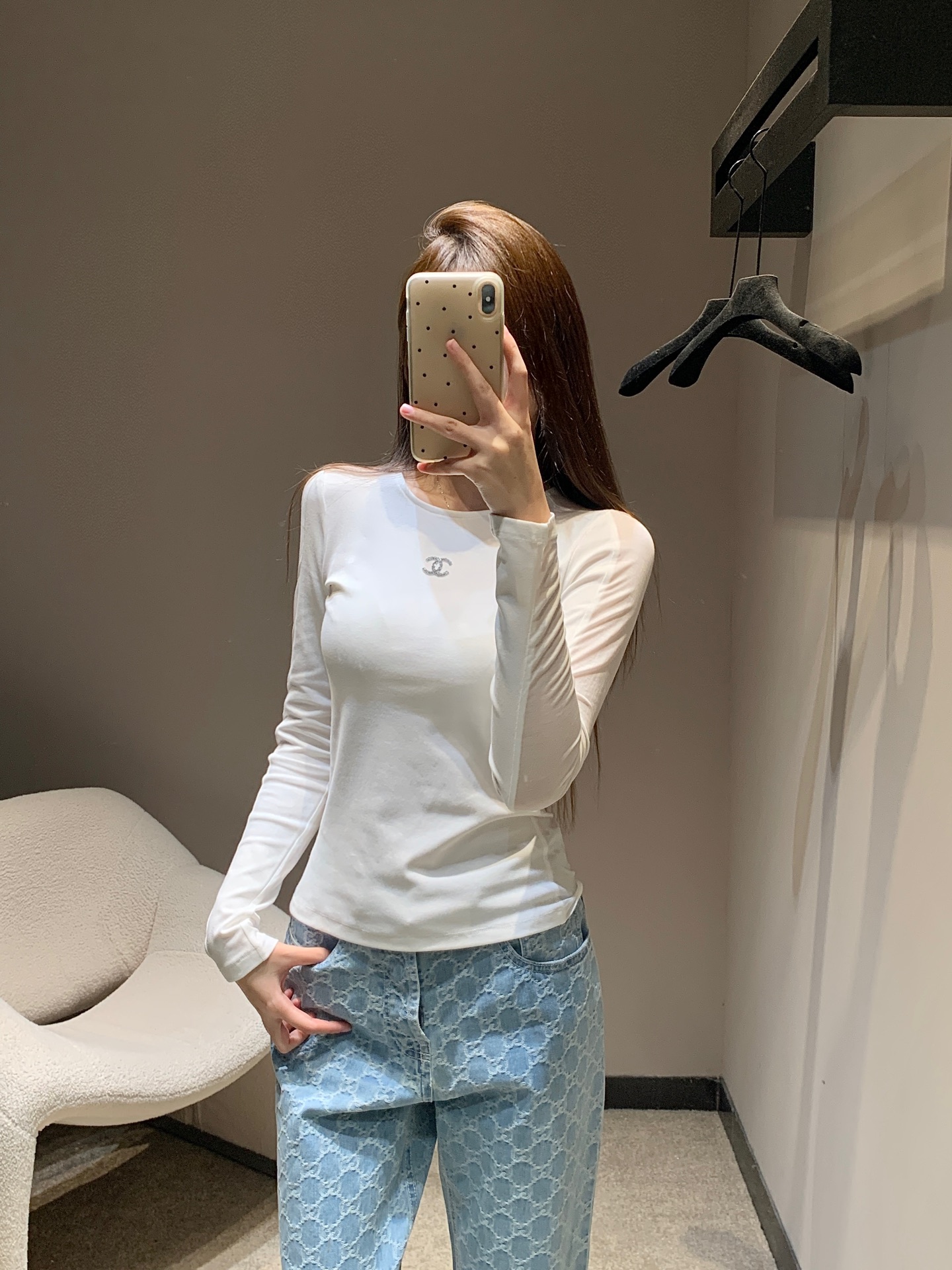 NO:751445,Chane* 25Fw early autumn new micro-label long-sleeved bottoming T-shirt丨Exclusive high-end version!  The details of the whole piece are exquisitely crafted, classic and durable. It makes people want to have a classic round neck design at first sight. It is simple and easy to wear. It is perfect for eye-catching when walking on the street!  It has a youthful and energetic feeling. Customized fabrics are very comfortable for babies. Hurry up. Ready for sale. S/M/L, chanel, tees, t-shirt,19860909Chane* 25Fw早秋新款 微标长袖打底T恤衫丨独家高版出品！整件细节做工精致 经典又耐看让人一看就想拥有经典的圆领设计简洁好穿 走在街上吸睛度满分！青春又活力的感觉定制面料上身巨舒服宝宝们赶快吧现货发售S/M/L,,chanel,tees，t-shirt,,Women's clothing