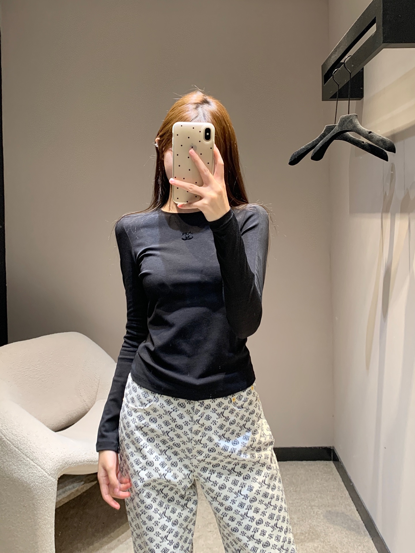 NO:751443,Chane* 25Fw early autumn new micro-label long-sleeved bottoming T-shirt丨Exclusive high-end version!  The details of the whole piece are exquisitely crafted, classic and durable. It makes people want to have a classic round neck design at first sight. It is simple and easy to wear. It is perfect for eye-catching when walking on the street!  It has a youthful and energetic feeling. Customized fabrics are very comfortable for babies. Hurry up. Ready for sale. S/M/L, chanel, tees, t-shirt,19860909Chane* 25Fw早秋新款 微标长袖打底T恤衫丨独家高版出品！整件细节做工精致 经典又耐看让人一看就想拥有经典的圆领设计简洁好穿 走在街上吸睛度满分！青春又活力的感觉定制面料上身巨舒服宝宝们赶快吧现货发售S/M/L,,chanel,tees，t-shirt,,Women's clothing